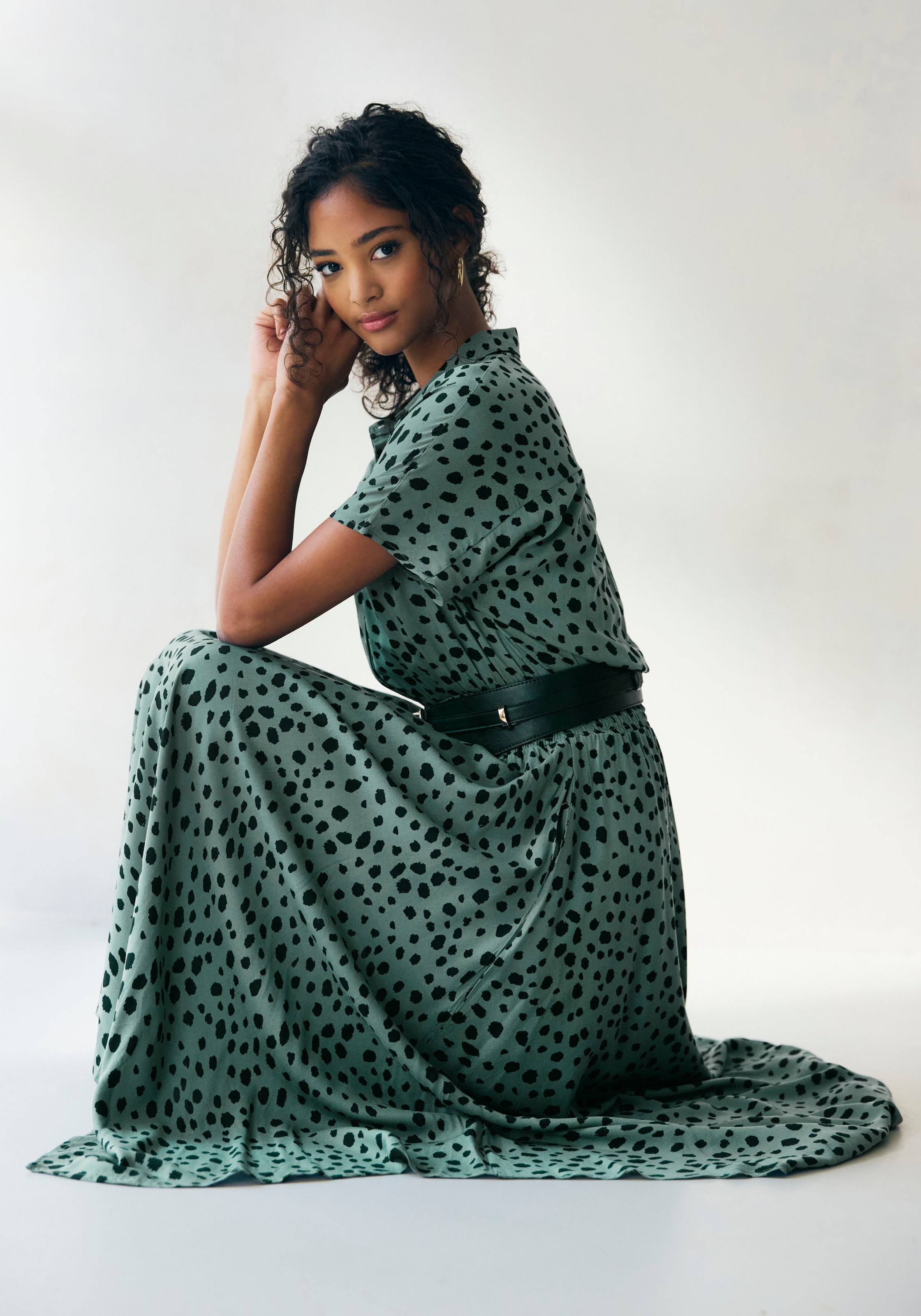 LASCANA Druckkleid mit Punktedruck und asymmetrischem Saum, Hemdblusenkleid, Midikleid