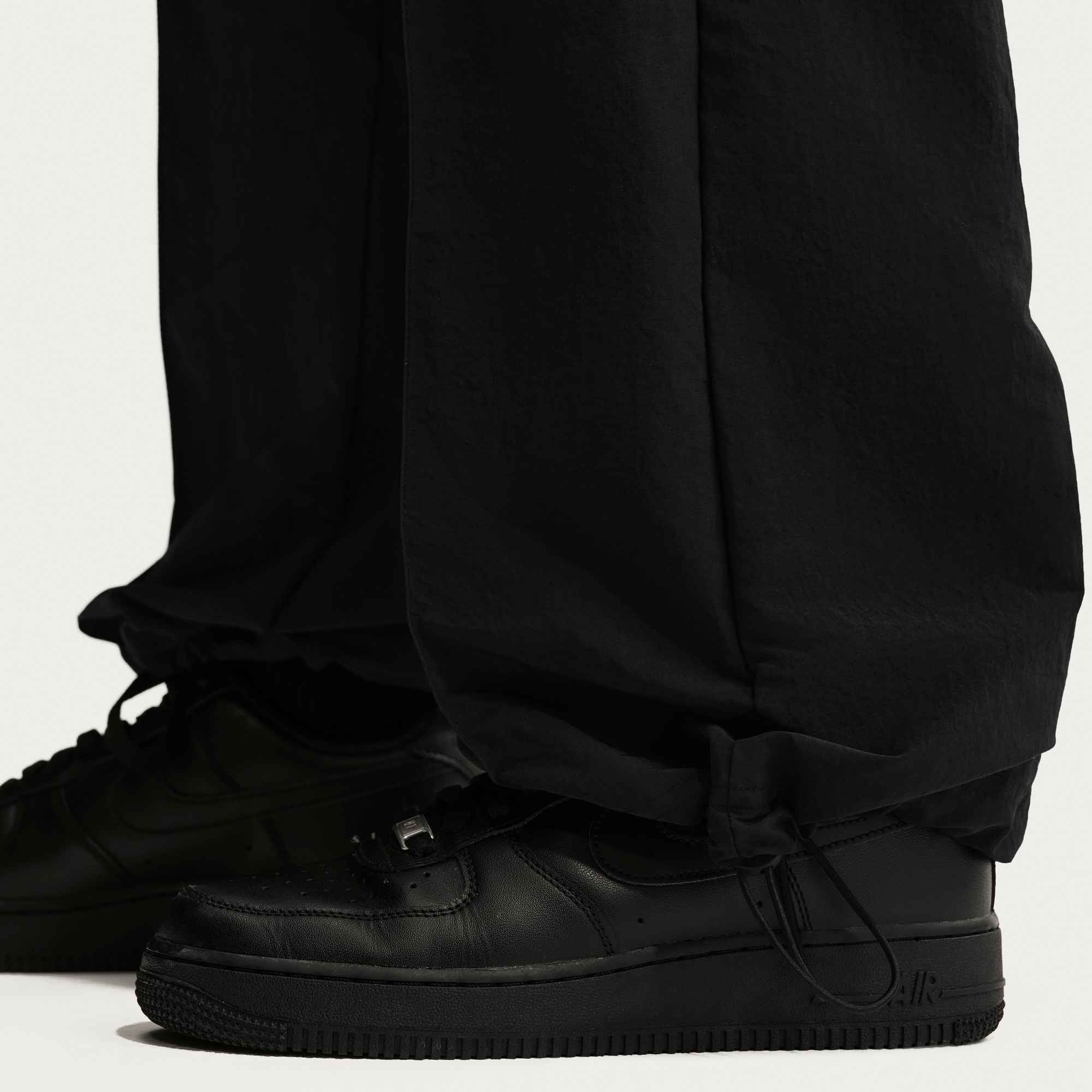 Nike Sportswear Sporthose »W NSW TREND WVN MR PANT«  wasserabweisendes Material, verstellbare Passform