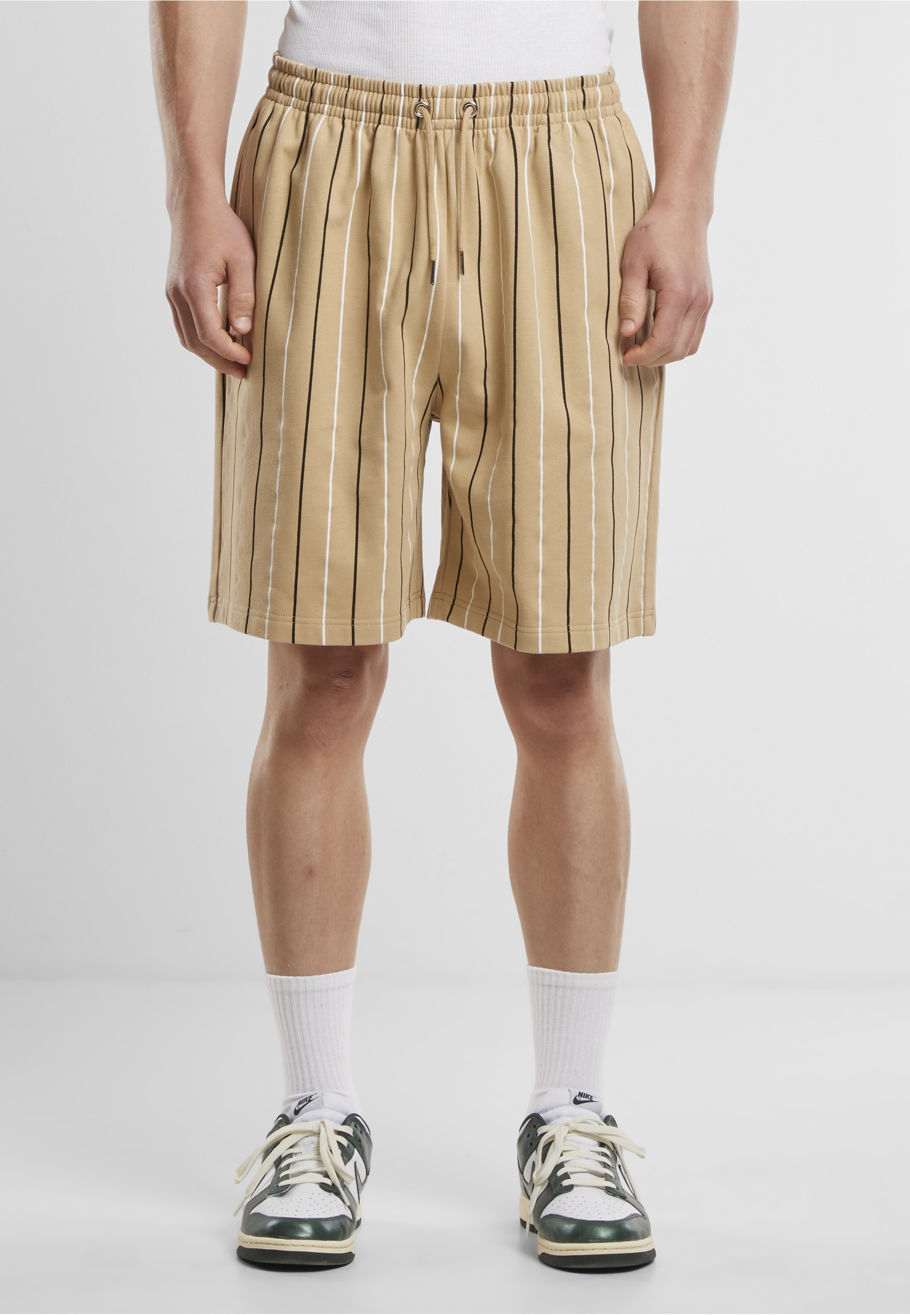 URBAN CLASSICS Sweatshorts »Urban Classics Printed Pinstripe Shorts«