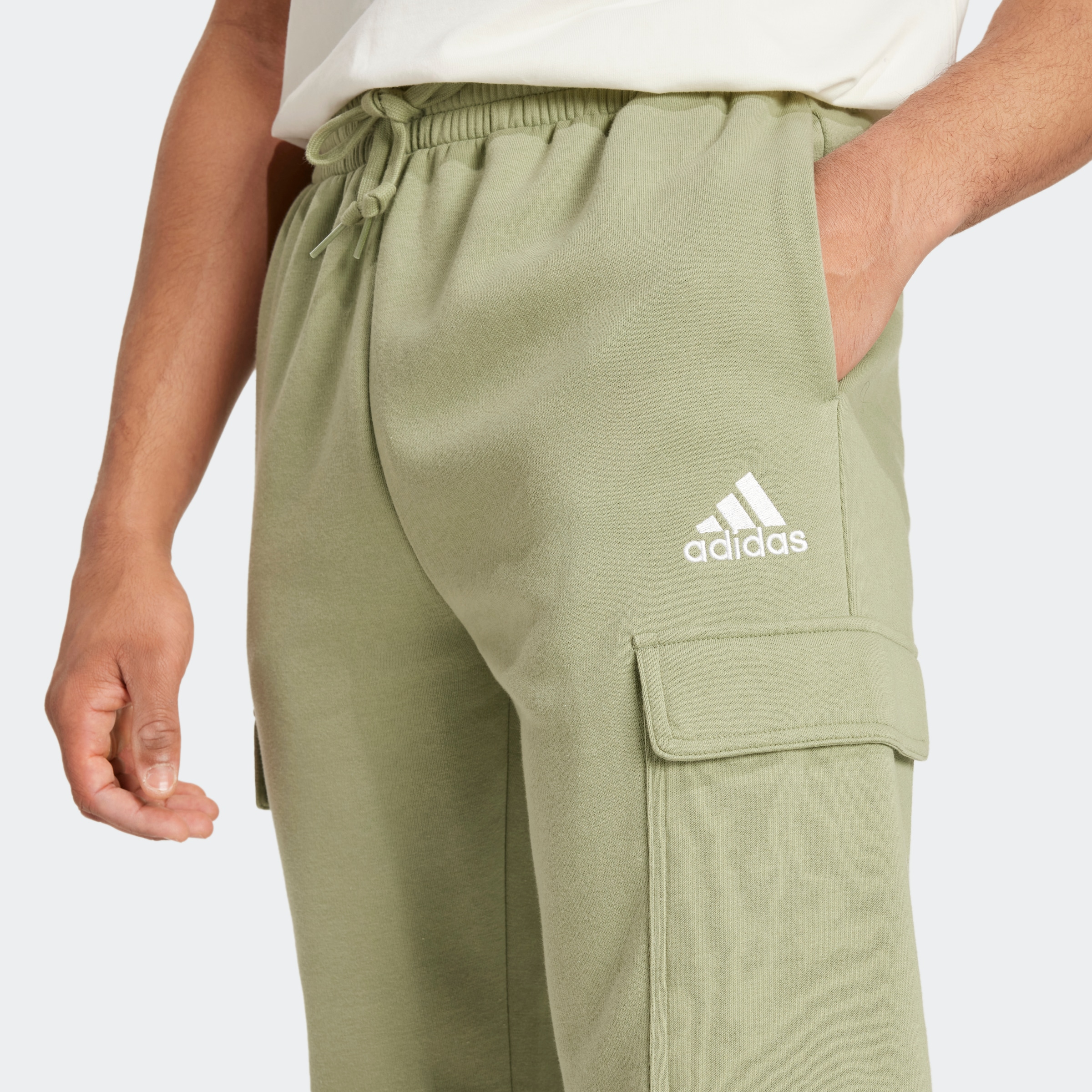 adidas Sportswear Sporthose »ESSENTIALS FLEECE REGULAR TAPERED CARGOHOSE«, (1 tlg.)