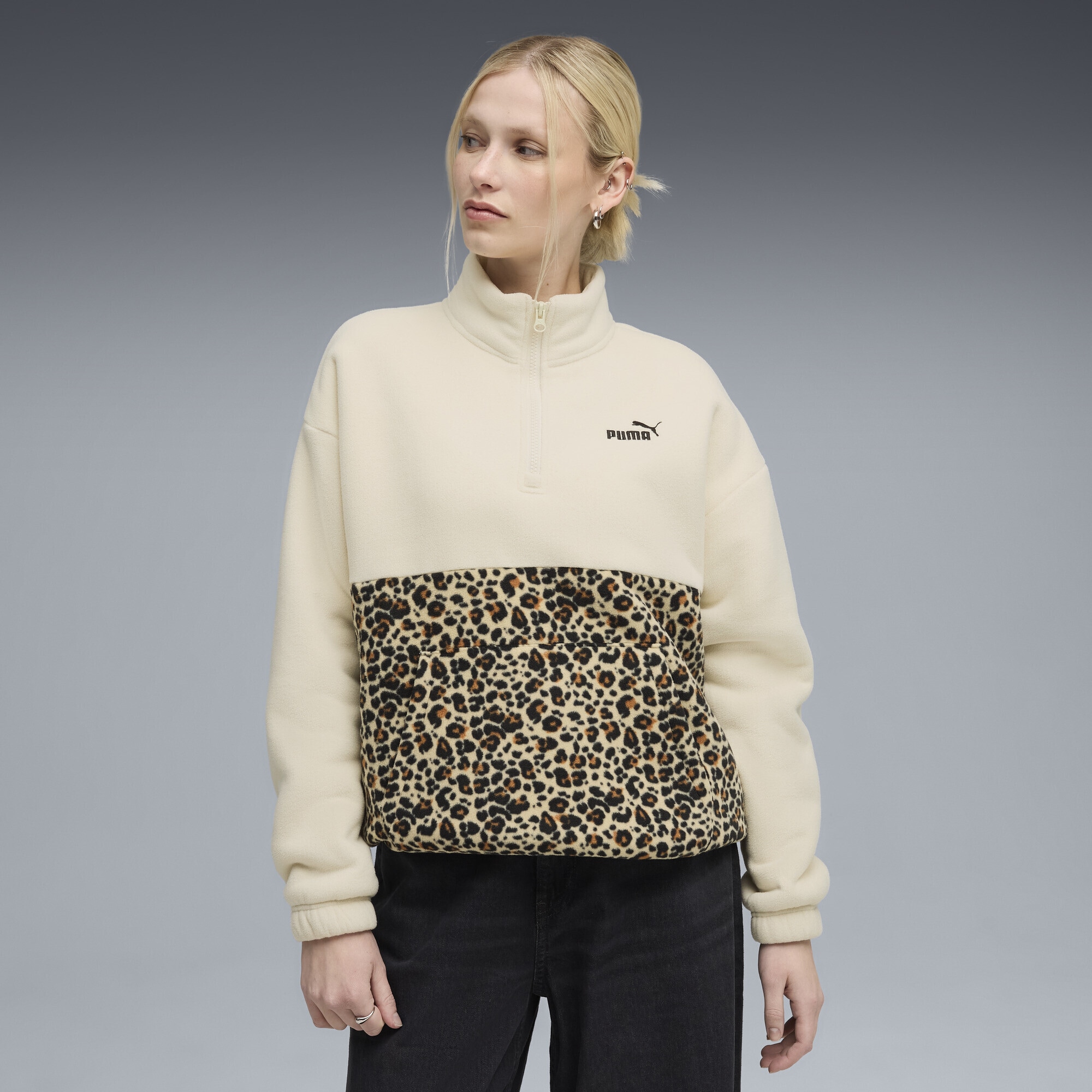 PUMA Sweatshirt »Essentials Relaxed Crew Sweatshirt mit Animal-Print Damen«
