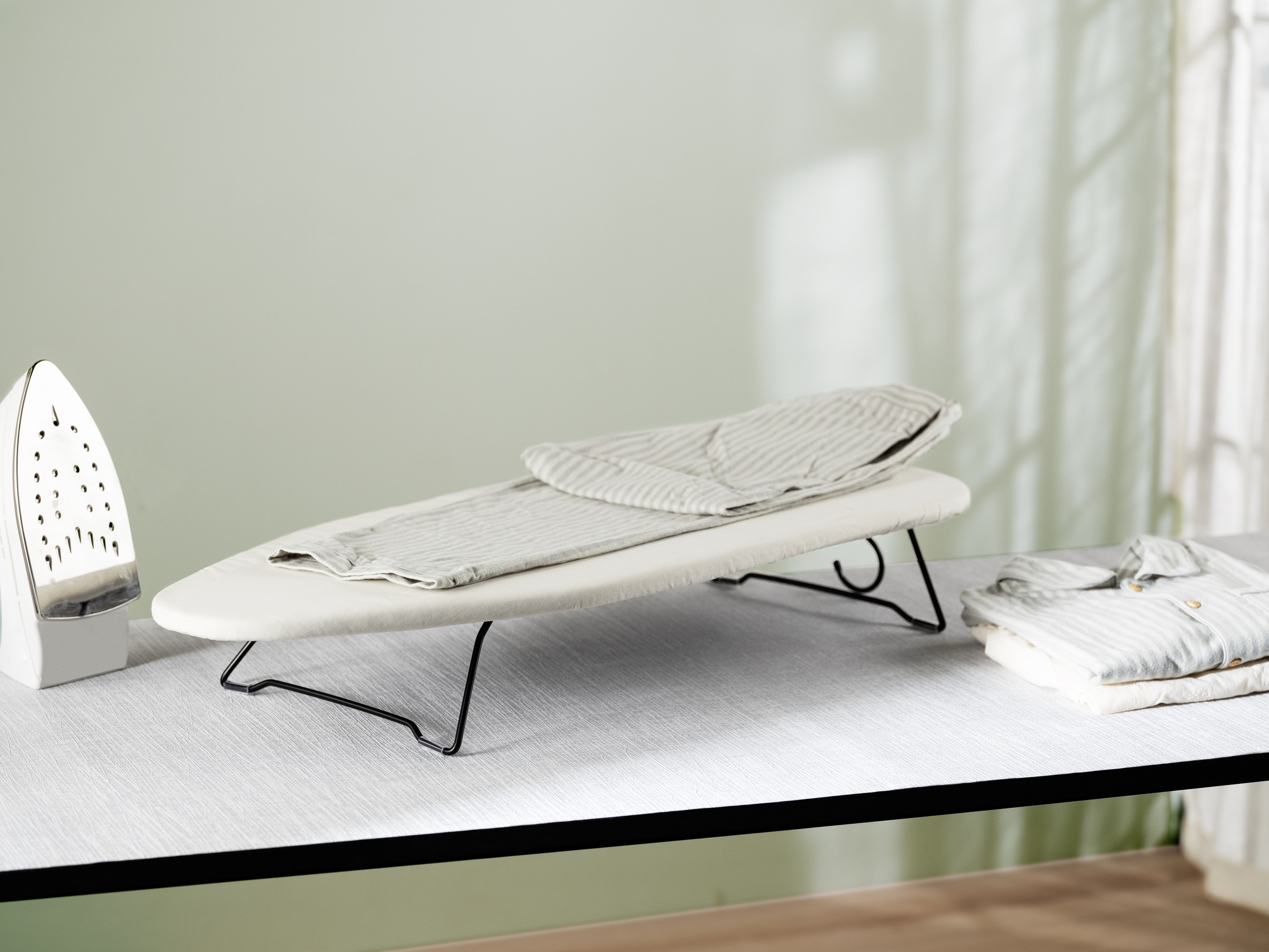 WENKO Tischbügelbrett "Modell Leona" Bügelfläche 77 cmx31 cm platzsparend v günstig online kaufen