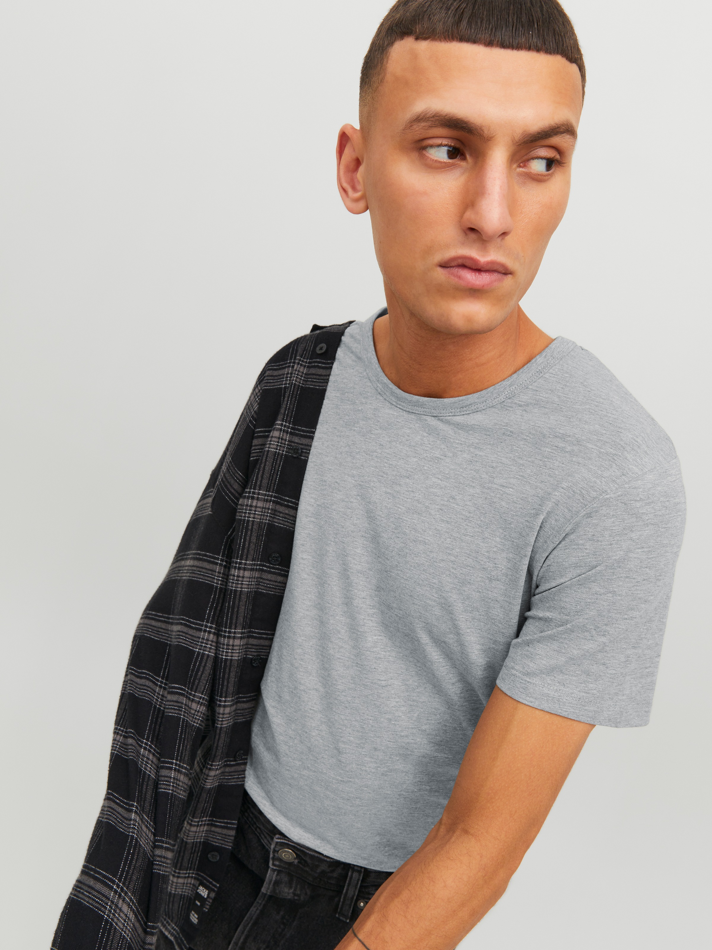 Thumbnail - Jack & Jones T-Shirt "JJEBASIC mit schmaler Passform für jeden Tag" unifarben, modisch, schmal, Baumwollmischung, Rundha...