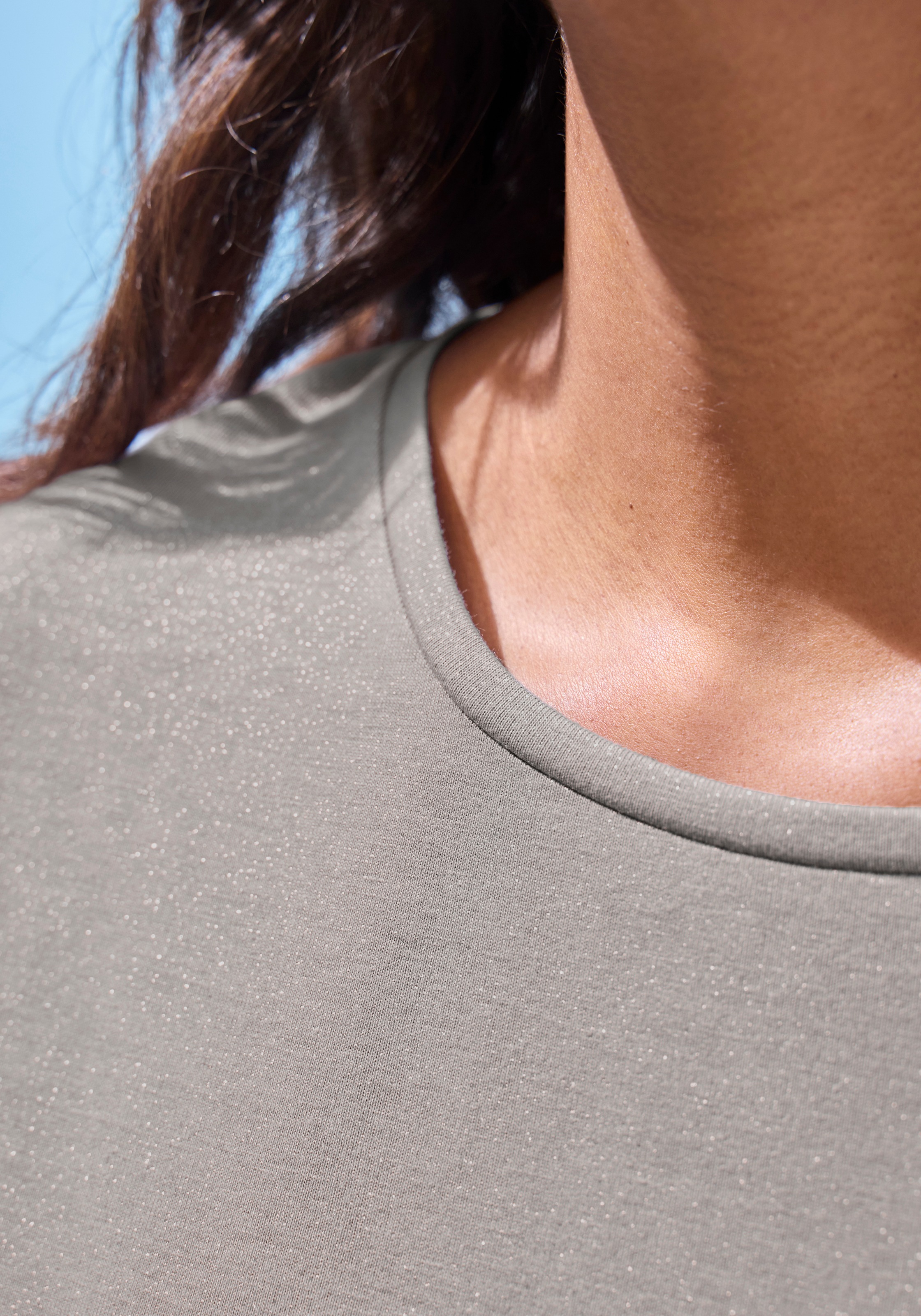 Vivance Rundhalsshirt »mit dezentem Glitzerdruck«, aus weicher Viskose-Qualität
