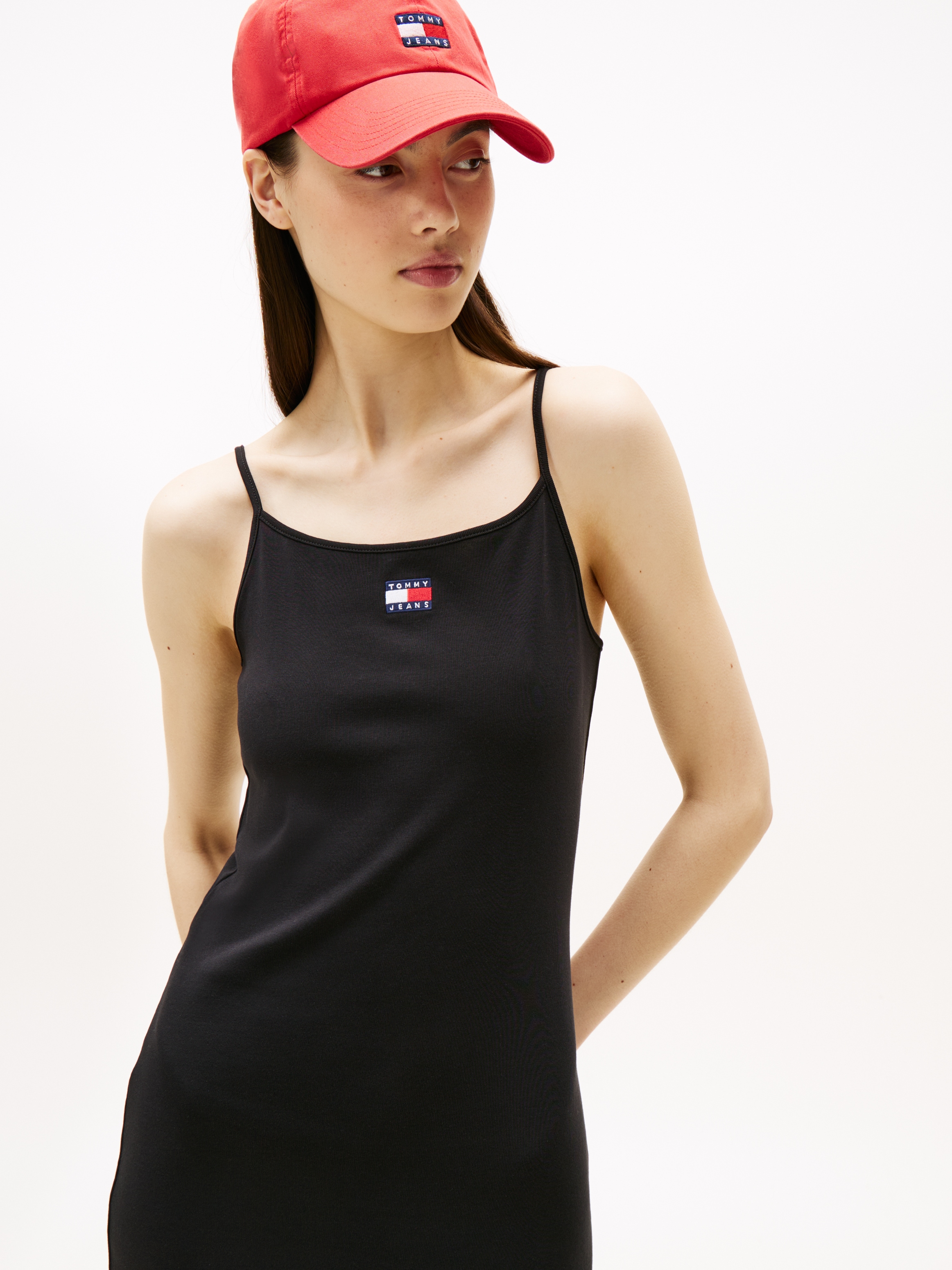 Tommy Jeans Trägerkleid »TJW STRAPPY BADGE RIB MIDI DRESS«