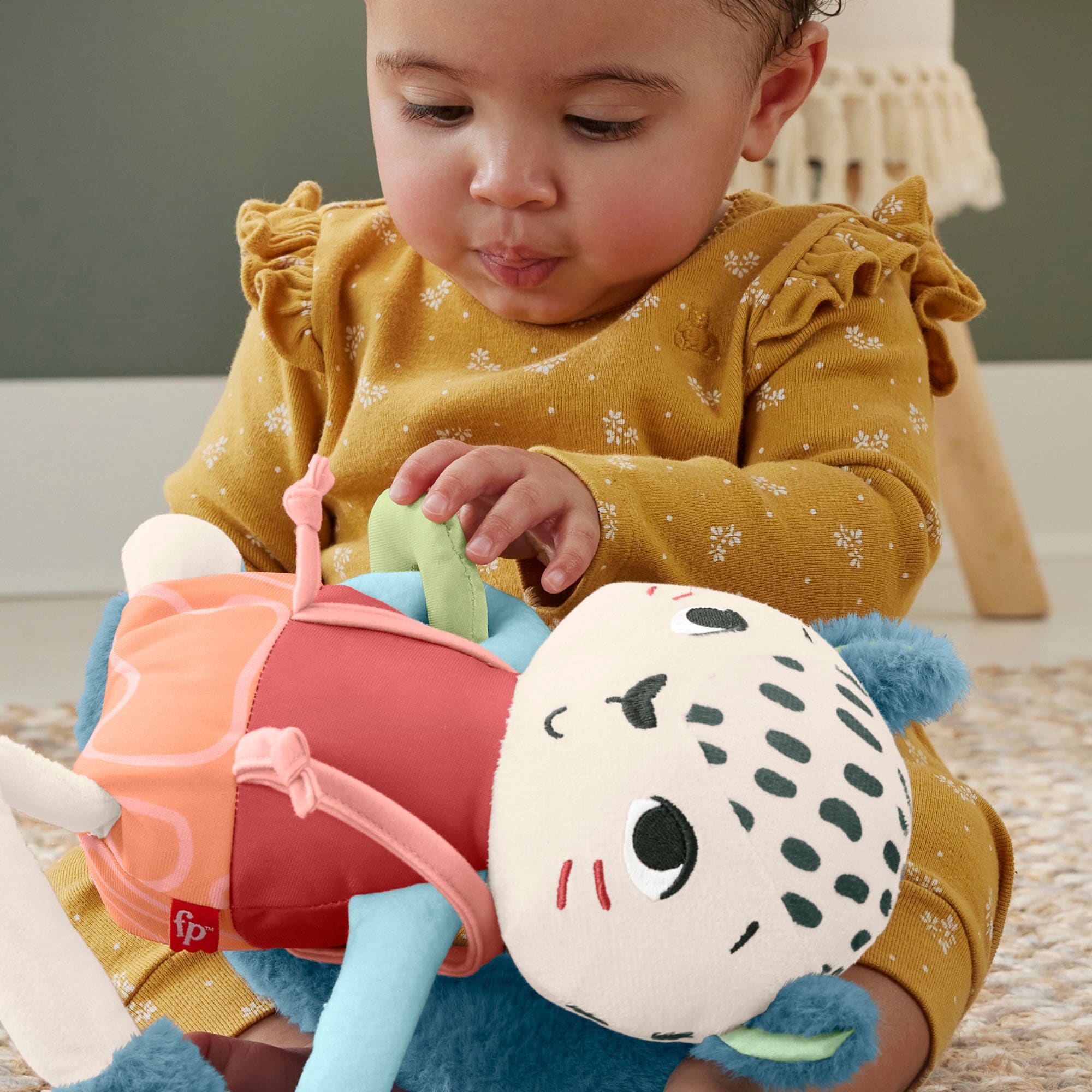 Fisher-Price® Kuscheltier »Planet Friends, Schneeleopard«, zum Teil aus recycelten Material