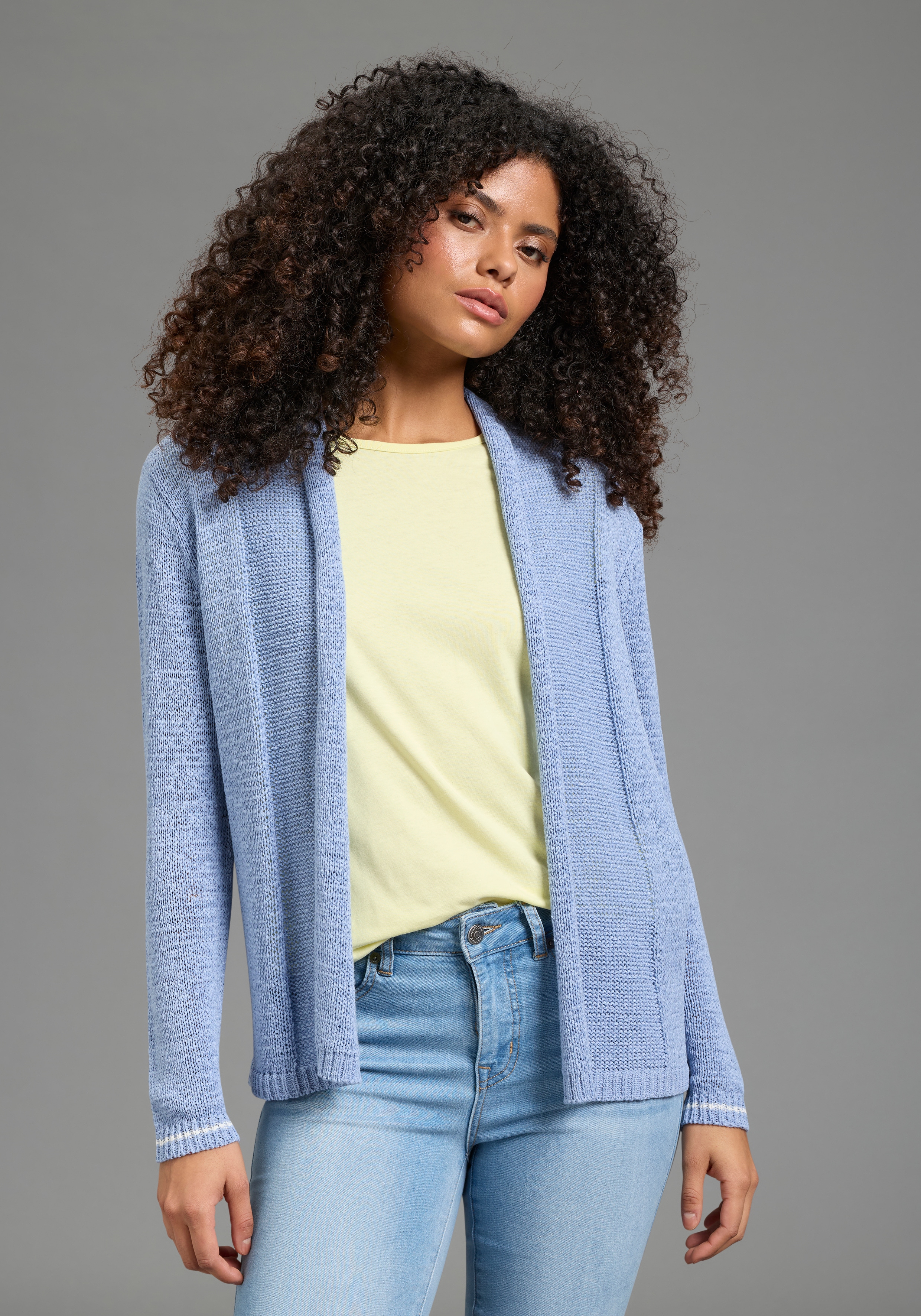 Laura Scott Strickjacke "aus leichtem, kühlen Bändchengarn" mit lässigem Schalkragen, figurumspielende Passform