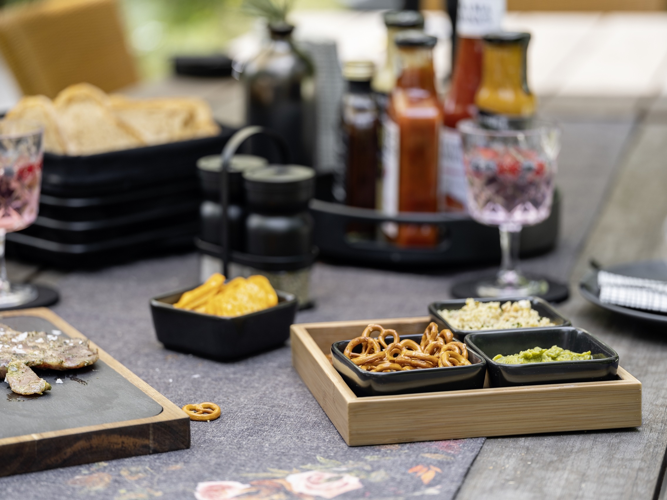 WENKO Dipschale »Modell Elo« 5 tlg. aus Massivholz Schale aus Keramik; Tablett aus Akazienholz