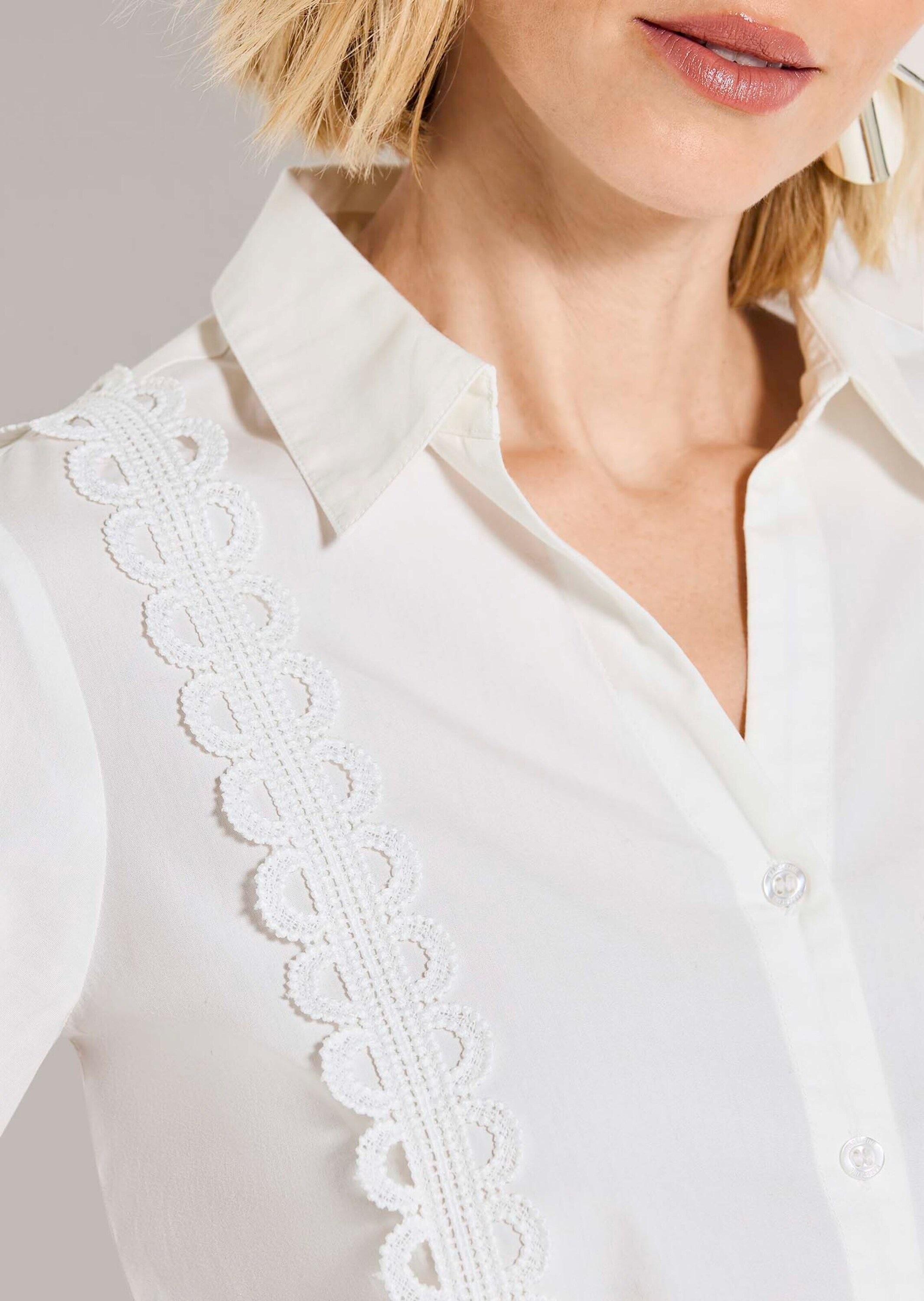 MADELEINE Hemdbluse »Hemdbluse Baumwollbluse mit Spitzendetails« Dekorative Spitzenbänder