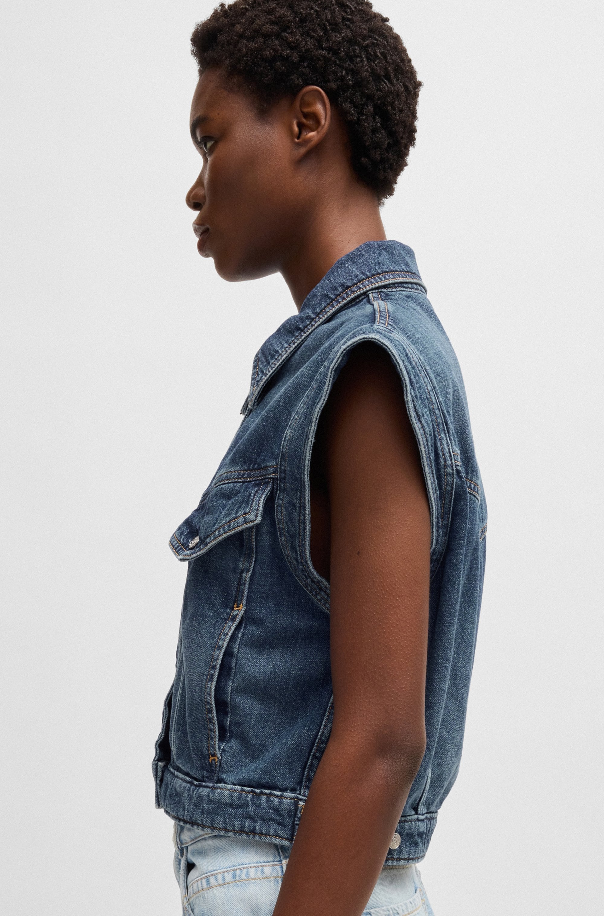 BOSS ORANGE Jeansjacke »DENIM VEST 1.0 Premium Damenmode«, mit femininen Schulter Details