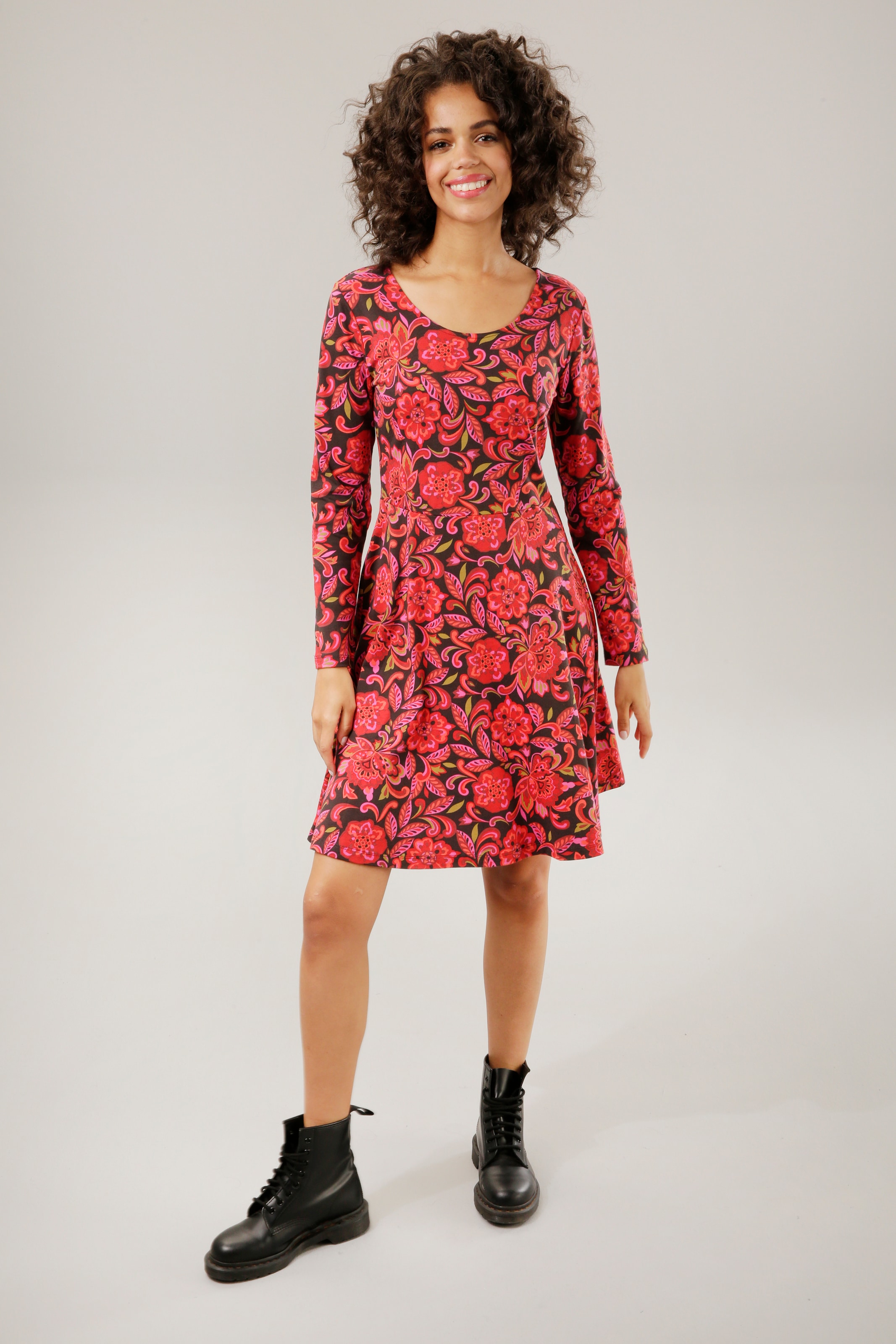 CASUAL Blumendruck Jerseykleid, mit kaufen harmonischem | Aniston BAUR für