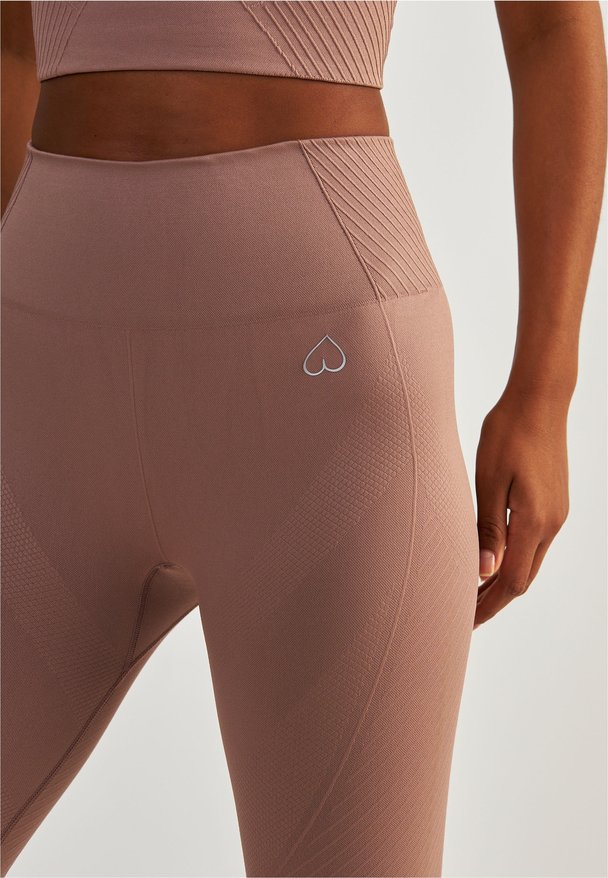 BeShaped Trainingstights »Femme Force«, (1 tlg.), mit angesagtem Jacquard-Muster