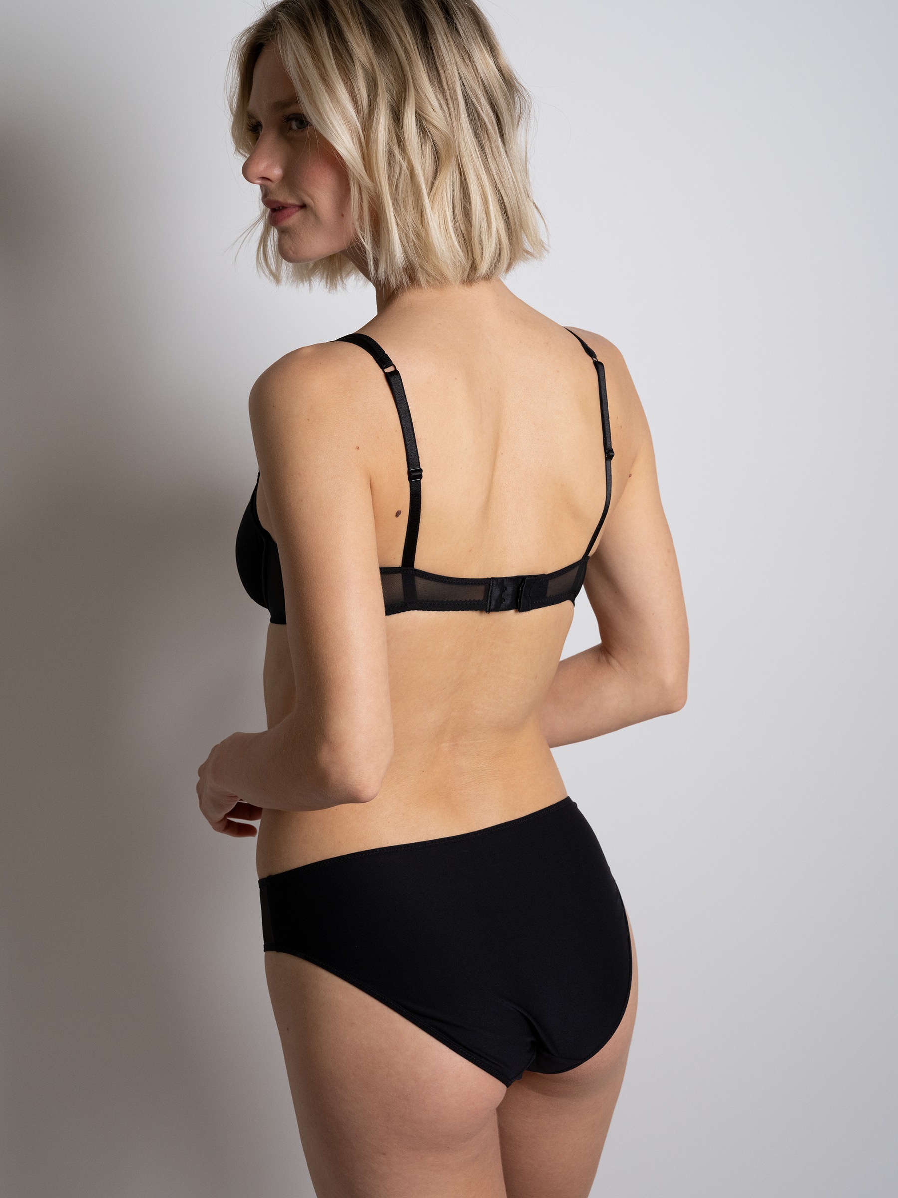 Thumbnail - PASSIONATA Schalen-BH "MISS JOY" verspielte Schmetterlingsmotive, leichter Tüll, atmungsaktiv