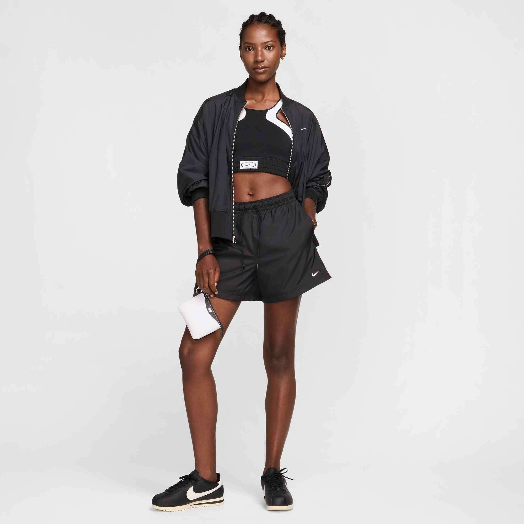 Nike Sportswear Shorts »W NSW MR ESSNTL WVN SHORT«  sportlicher Stil, bequeme Passform