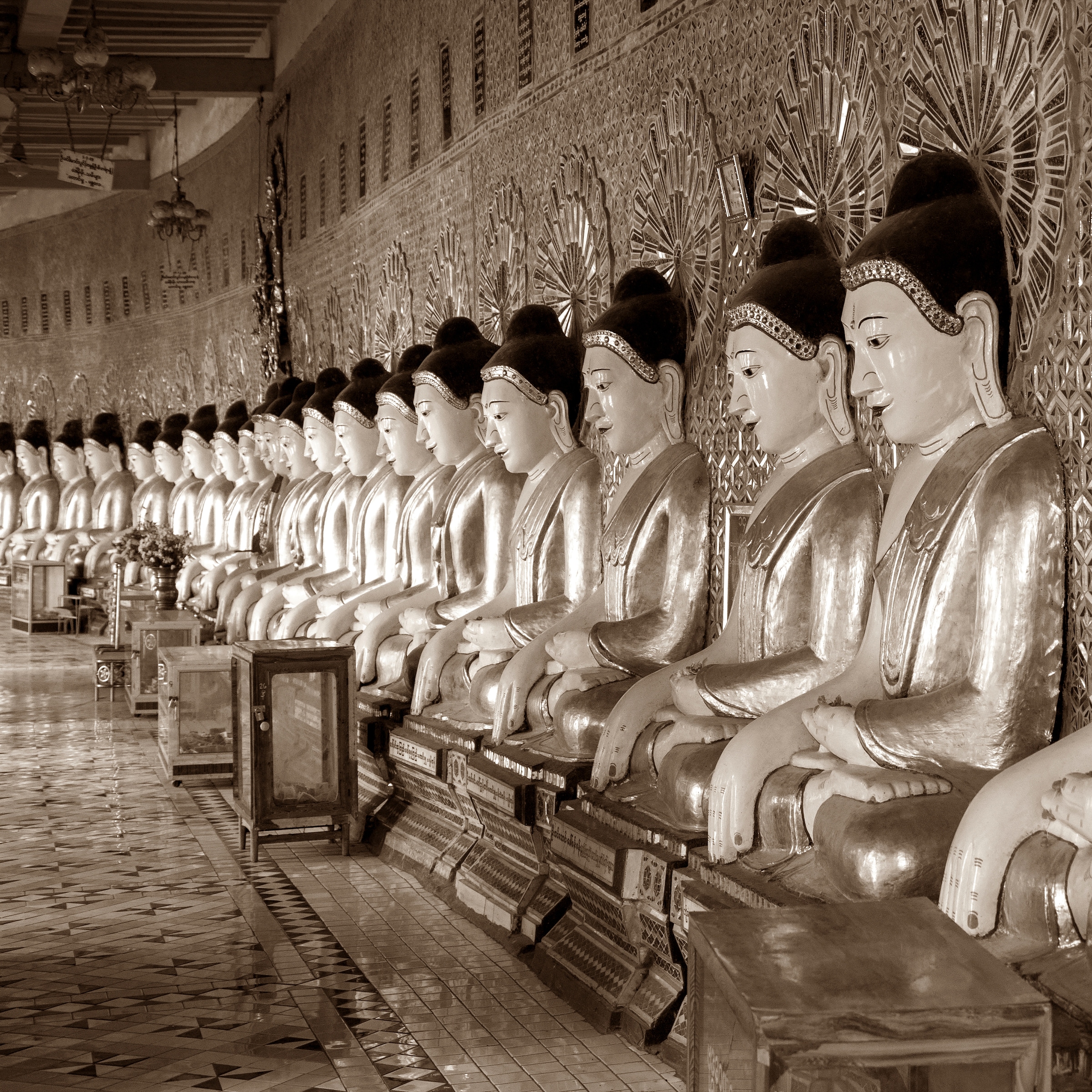 Papermoon Fototapete "Chinesische Figuren Sepia"