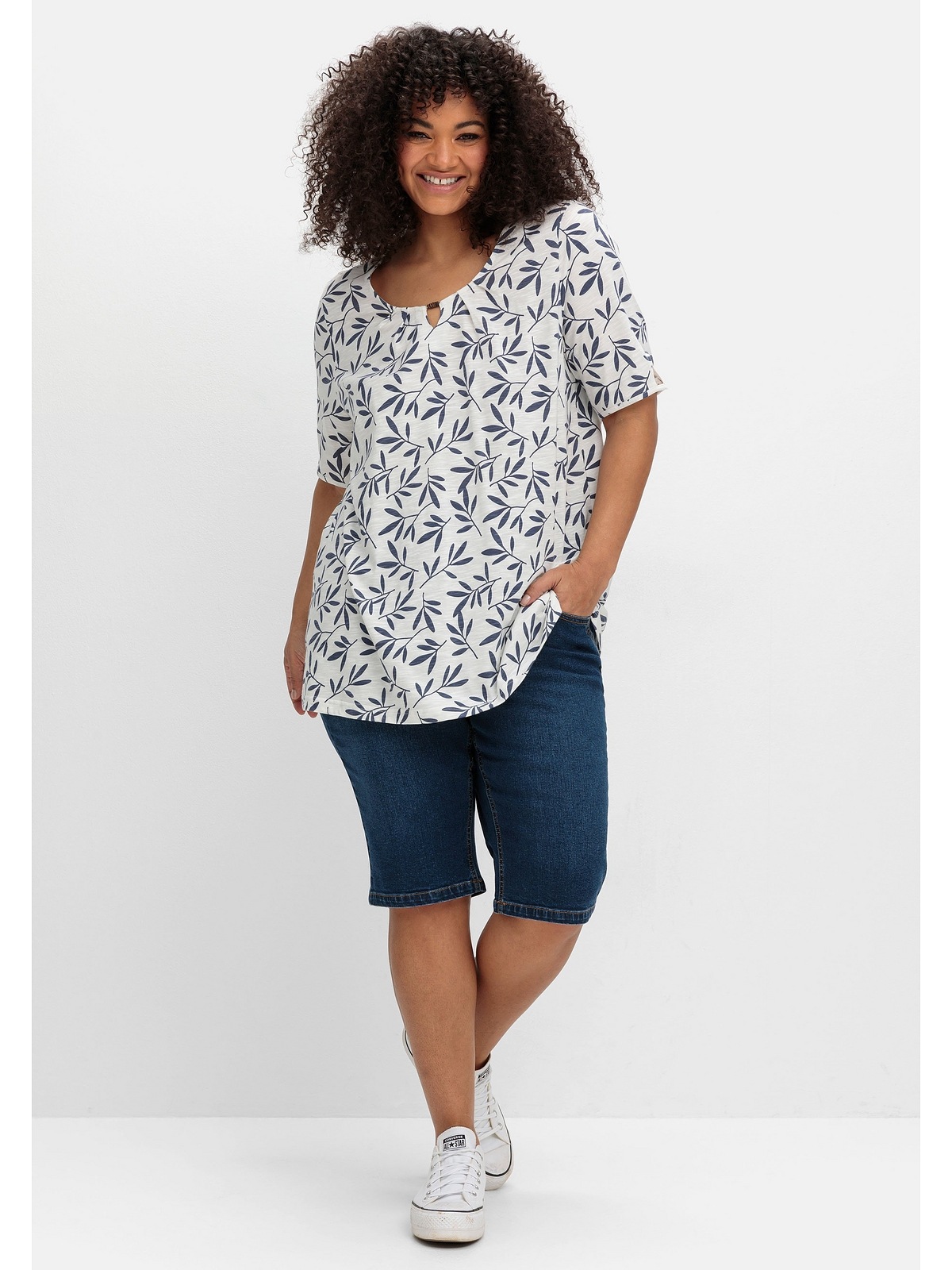 Sheego T-Shirt »Große Größen«, mit Blätterprint und Perlen-Detail