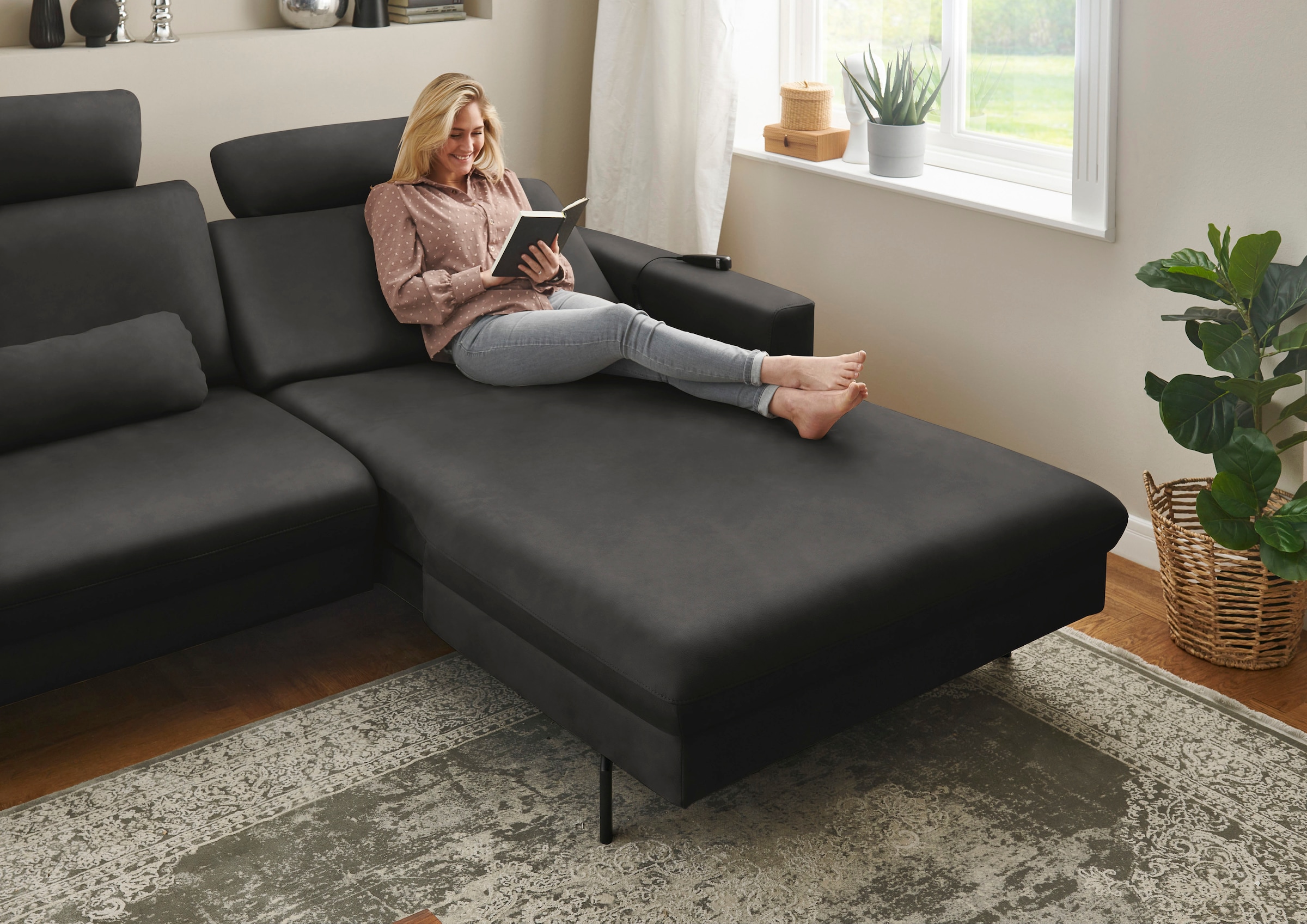 Die PlanBar Ecksofa »PN-EM20028 L-Form mit Kopfstützen«, wahlweise mit motorischem Canape