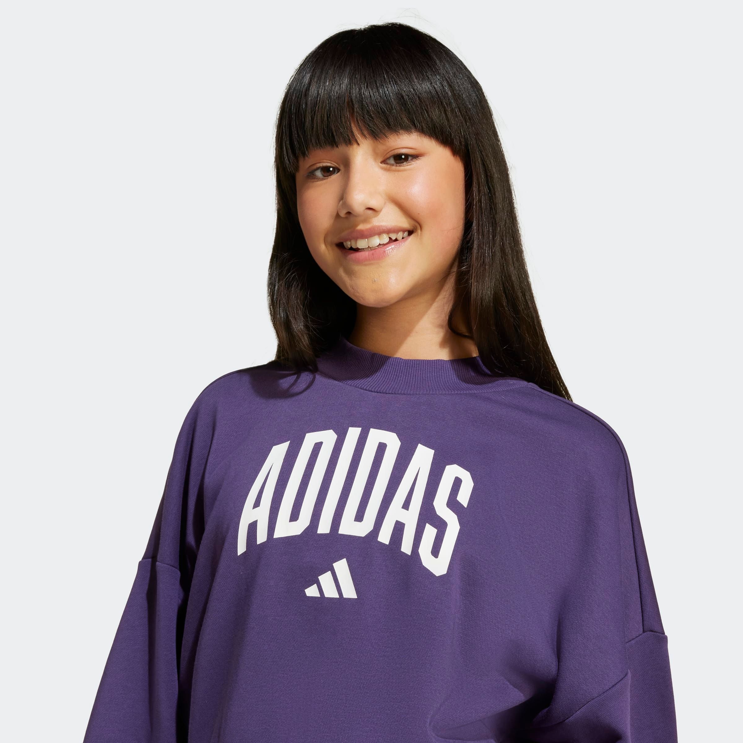 adidas Sportswear Sweatshirt »SEASONALS ESSENTIALS COLLEGIATE TYPOGRAPHY CREWNECK KIDS«, sportlicher Stil, ohne Verschluss, mit Rundhalsausschnitt
