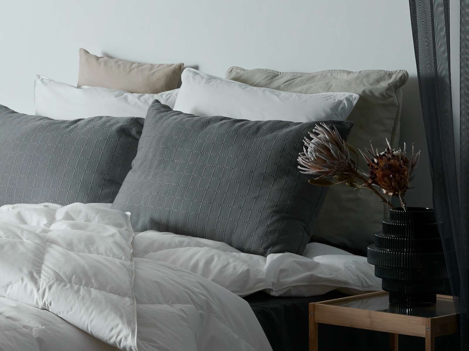 Universe of sleeping Baumwollkissen »mit Mischung aus 50% Polyesterfasern & 50% Feder-Daunenfüllung«, Füllung: Mischung aus 50% Polyesterfasern & 50% Feder-Daunenfüllung, (1 St.), Kopfkissen 40x80 cm. Dauerbauschig, pflegeleicht, Allergiker geeignet