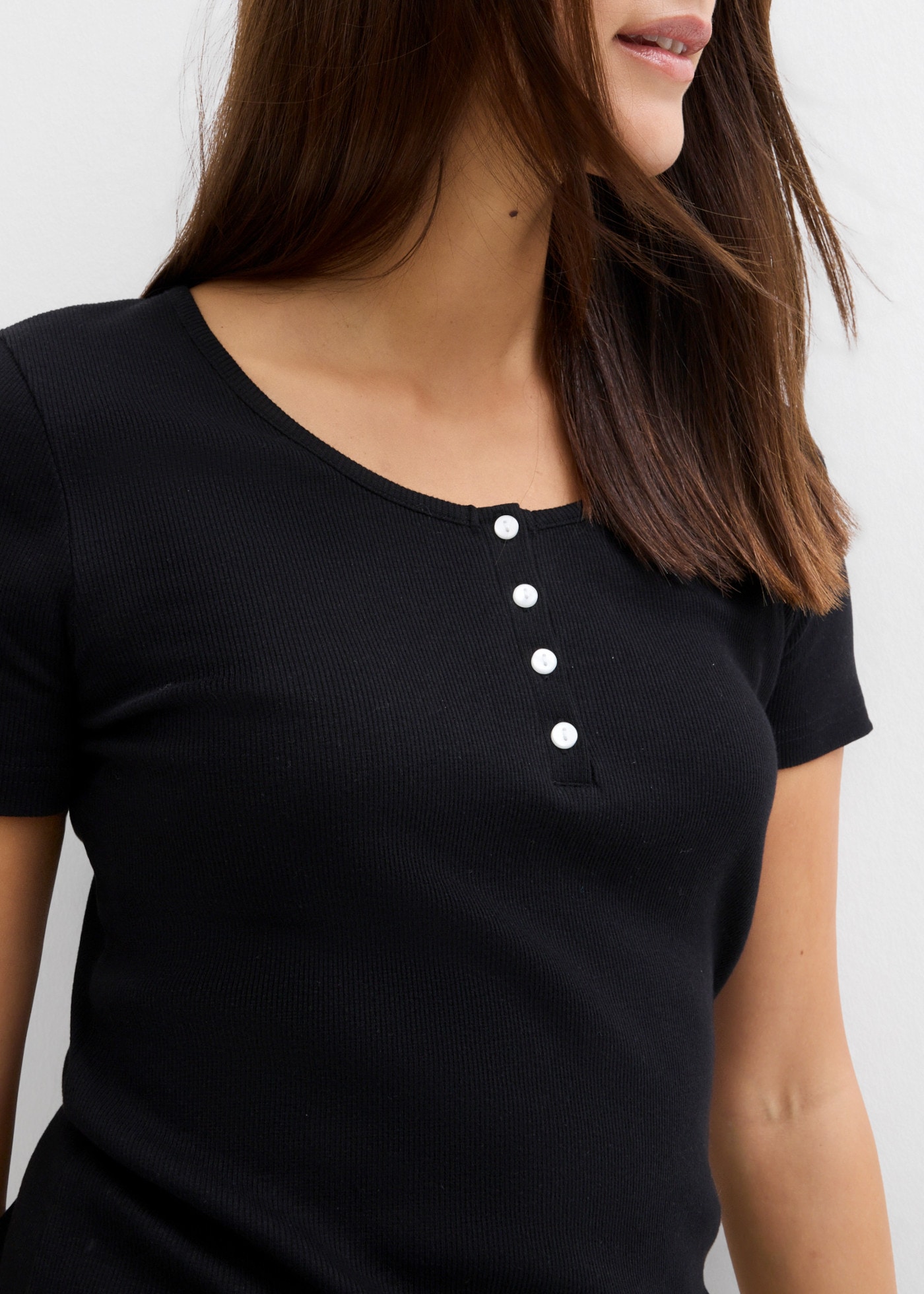 bonprix Henleyshirt aus Baumwolle mit Elasthan, schmale Passform, Kurzarm-Design