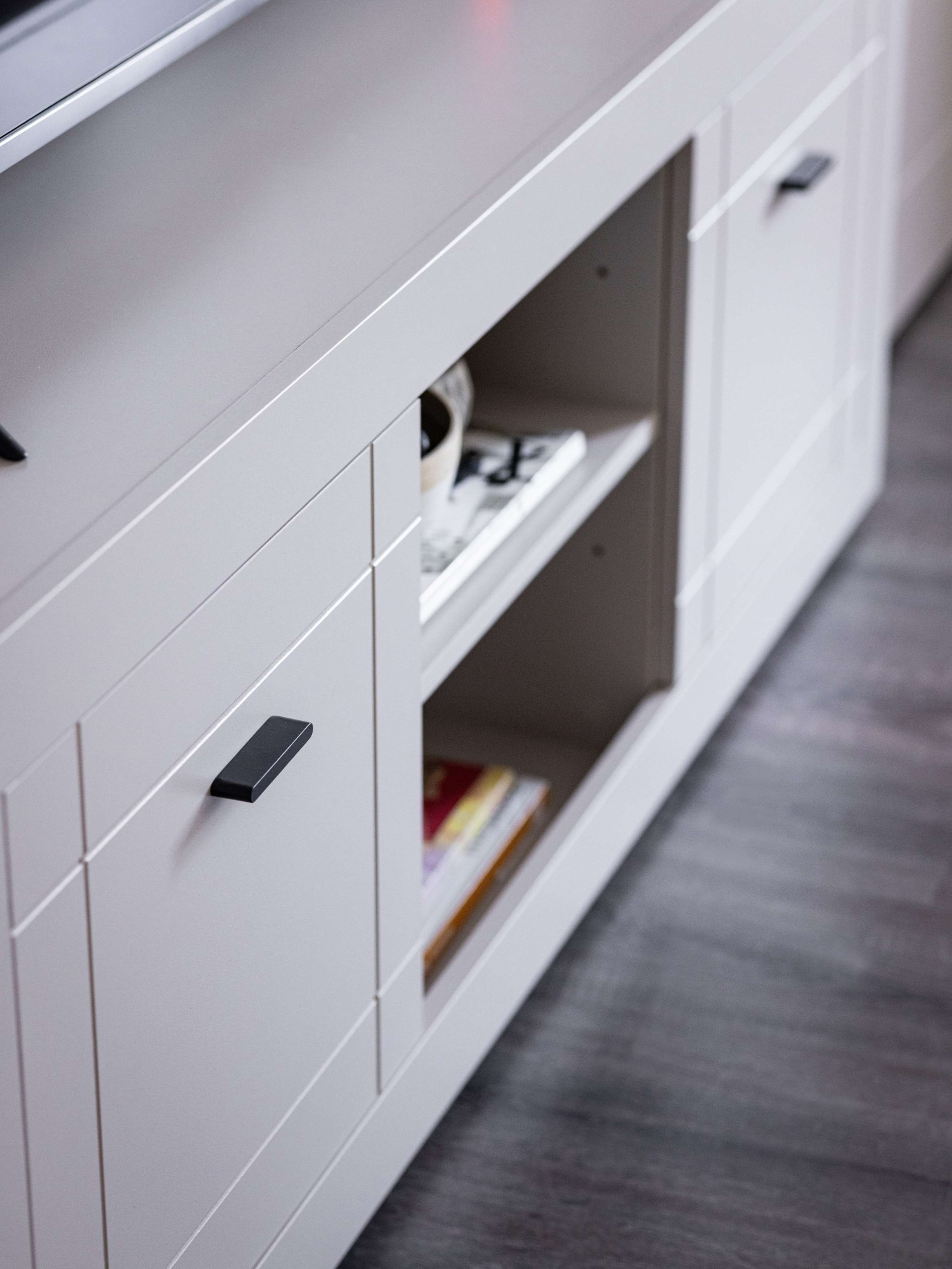 Home affaire Lowboard »Warwick TV-Board, TV-Kommode, TV-Schrank, TV-Unterschrank, TV-Möbel« Elegantes Lowboard in Kaschmir mit viel Stauraum, Heißfolienprägung