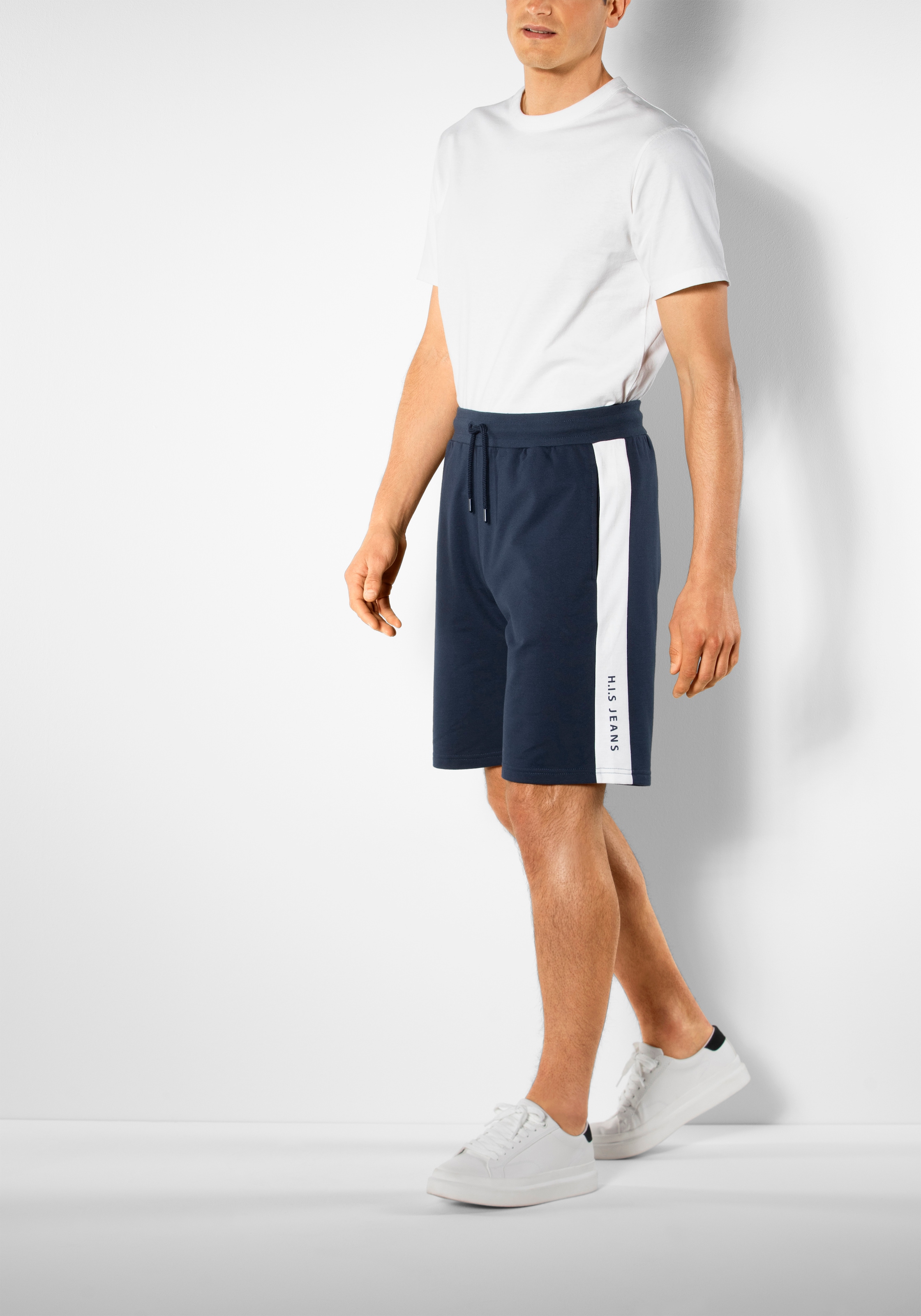 H.I.S Sweatshorts, seitlicher Streifen mit Logodruck