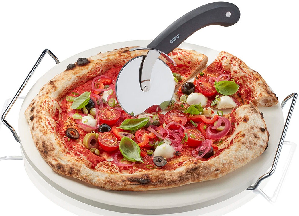 GEFU Pizzastein „+ Pizzaschneider DARIOSO“, Keramik-Edelstahl-Kunststoff, (Set, 2 St., Pizzastein mit Gestell, rund + Pizzaschneider) creme weiß Rabatt: 29 %