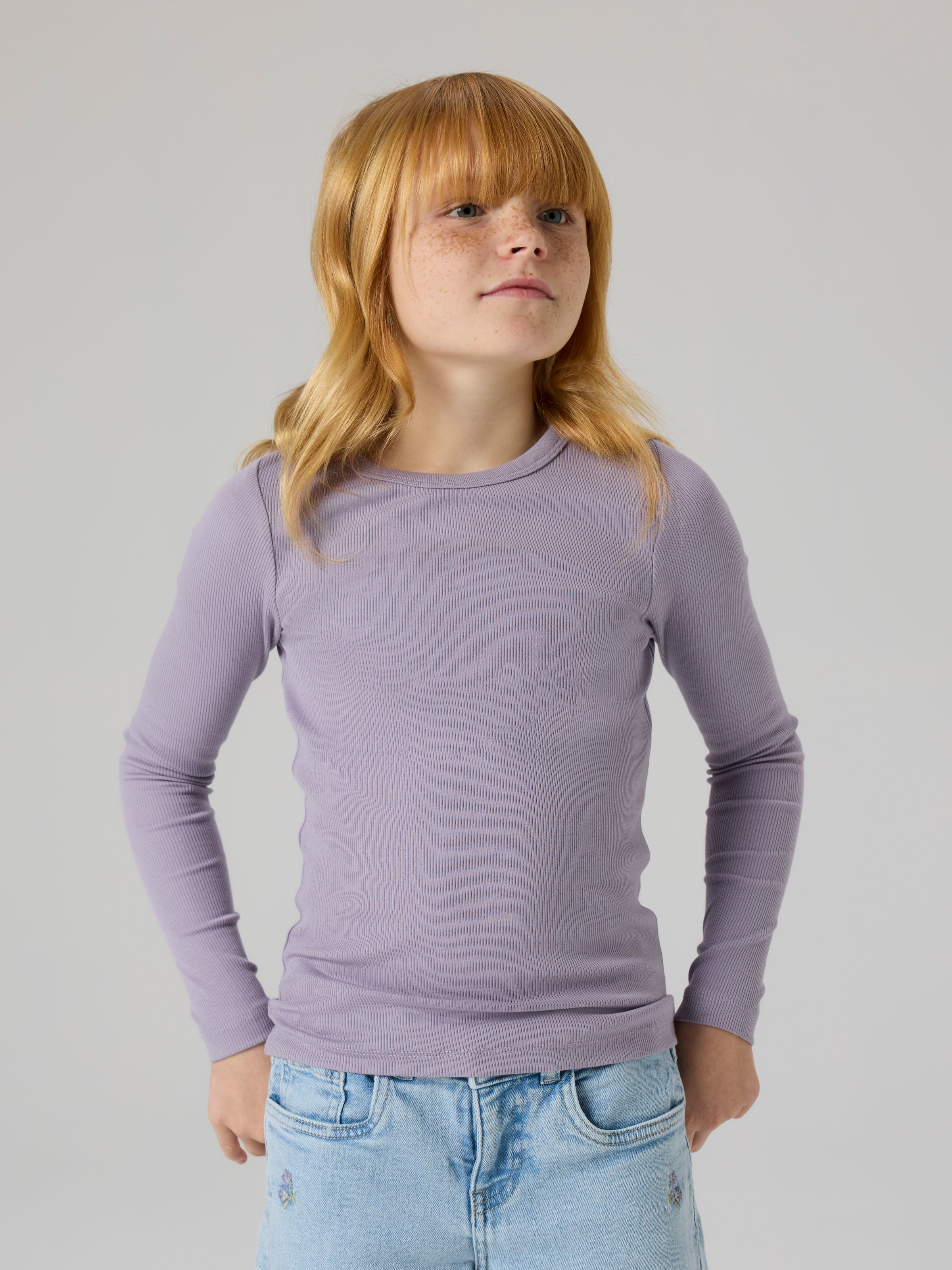 Name It Langarmshirt "NKFNAKAL LS TOP NOOS" in Basic-Form und leicht gerippter Qualität