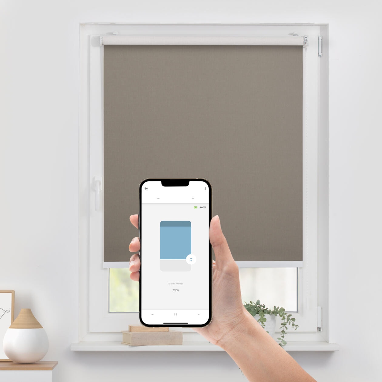 LICHTBLICK ORIGINAL Rollo »Klemmfix, ohne Bohren«, verdunkelnd, Blendschutz-Sichtschutz-Verdunkelung, mit Bohren/ohne Bohren, freihängend, Steuerbar mit Bluetooth-App, integrierter Elektromotor und Akku