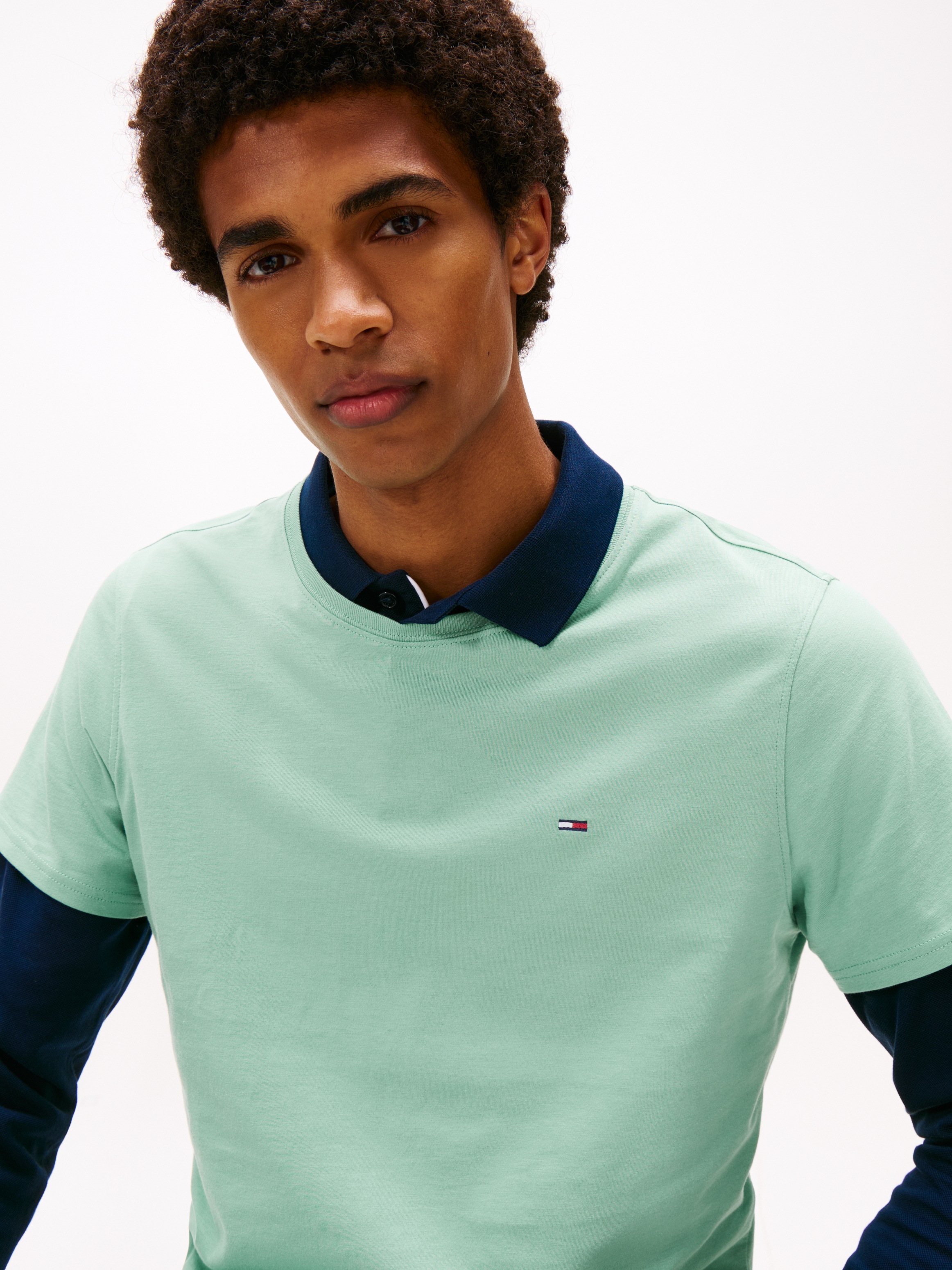 Tommy Jeans T-Shirt »TJM ESSENTIAL SOLID TEE« mit Rundhalsausschnitt und dezenter Logo-Flag