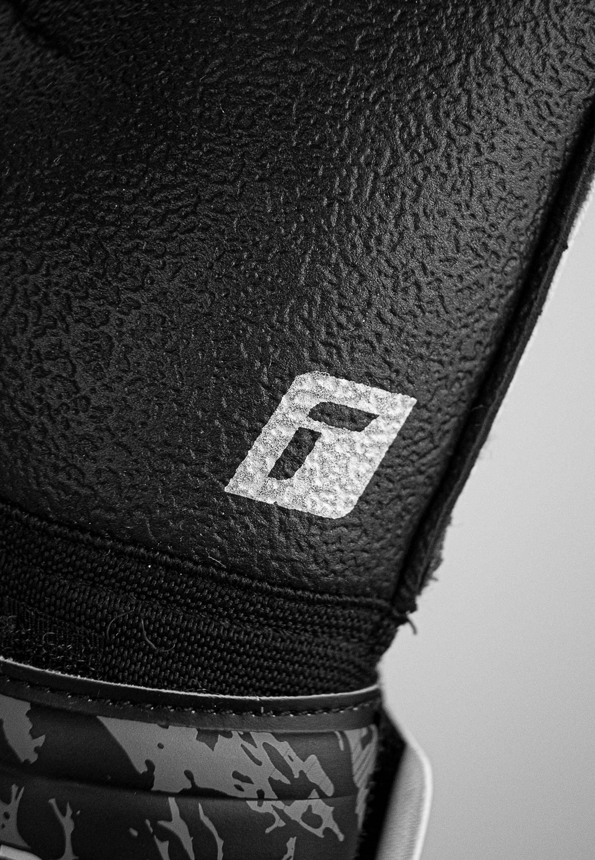 Reusch Torwarthandschuhe »Attrakt Resist Junior«, mit sehr gutem Grip