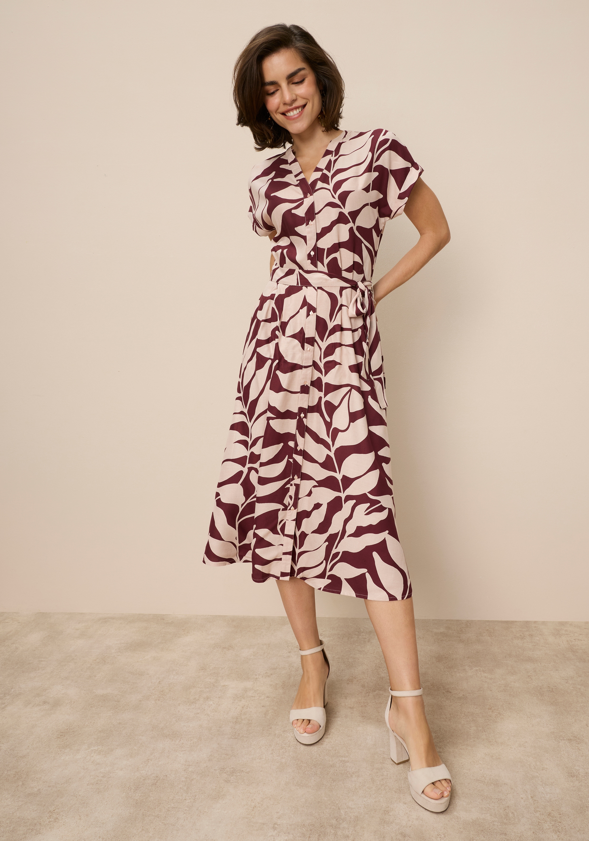 Tamaris Hemdblusenkleid "mit tailliertem Bindegürtel und Knopfleiste" Set, 2 tlg. tlg. aus Viskose, für Frühling und Sommer, gemustert, Mitte-Wade-Länge