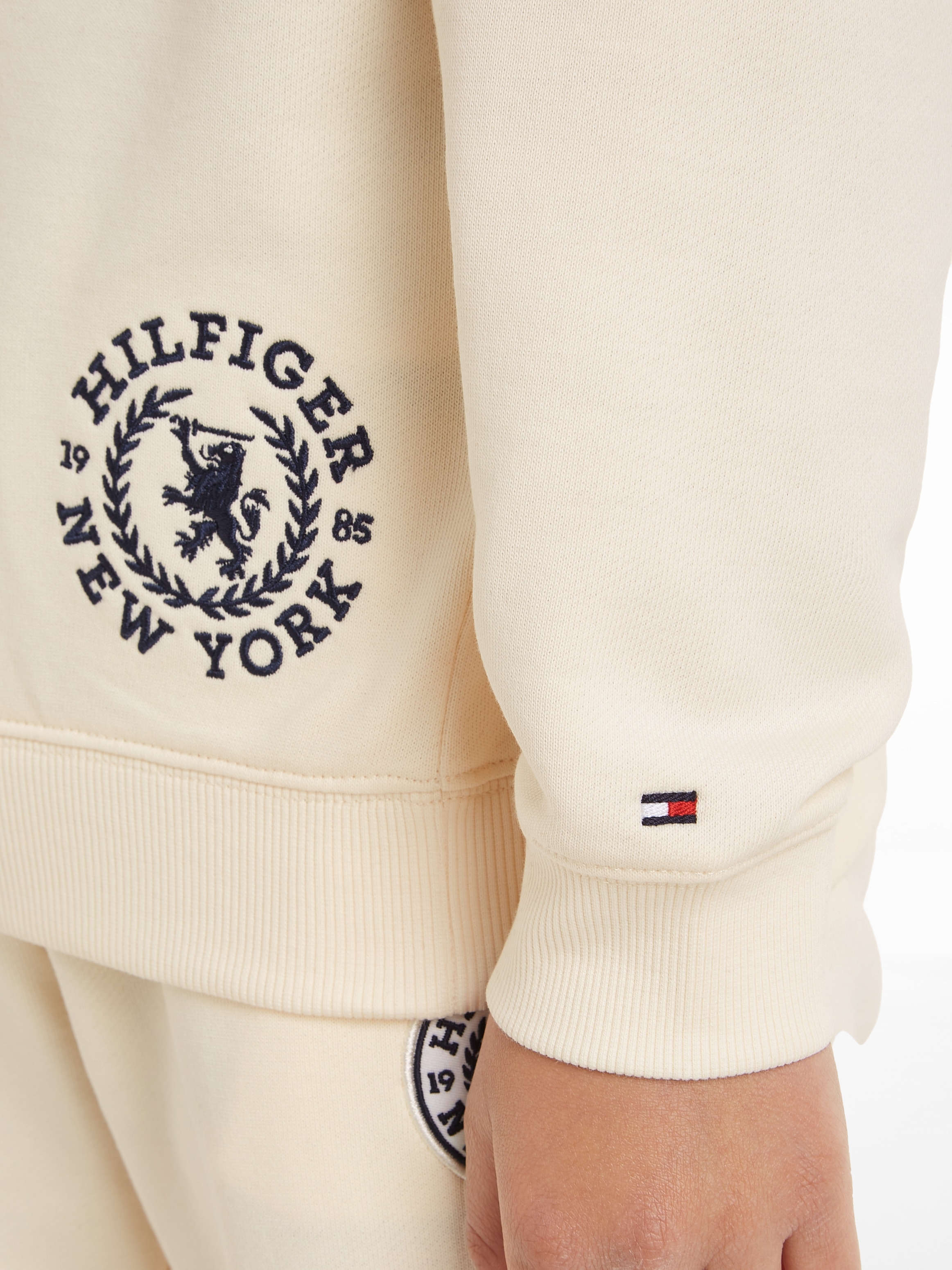 HOODIE«, Tommy Hilfiger BAUR Schultern überschnittenen Kapuzensweatshirt LOGO »CREST | leicht mit kaufen online