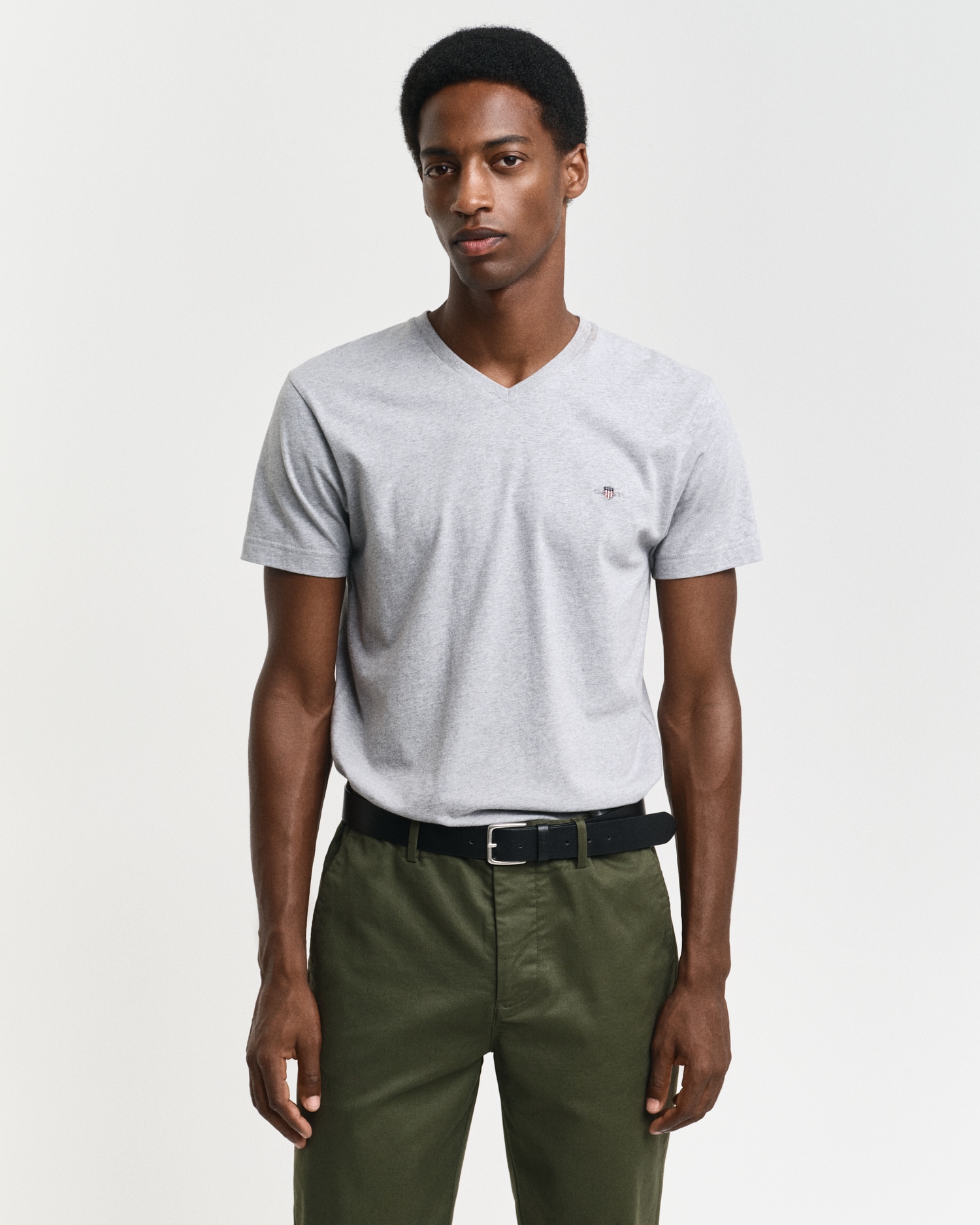 Gant T-Shirt "SLIM SHIELD V-NECK T-SHIRT", mit einer kleinen Logostickerei günstig online kaufen