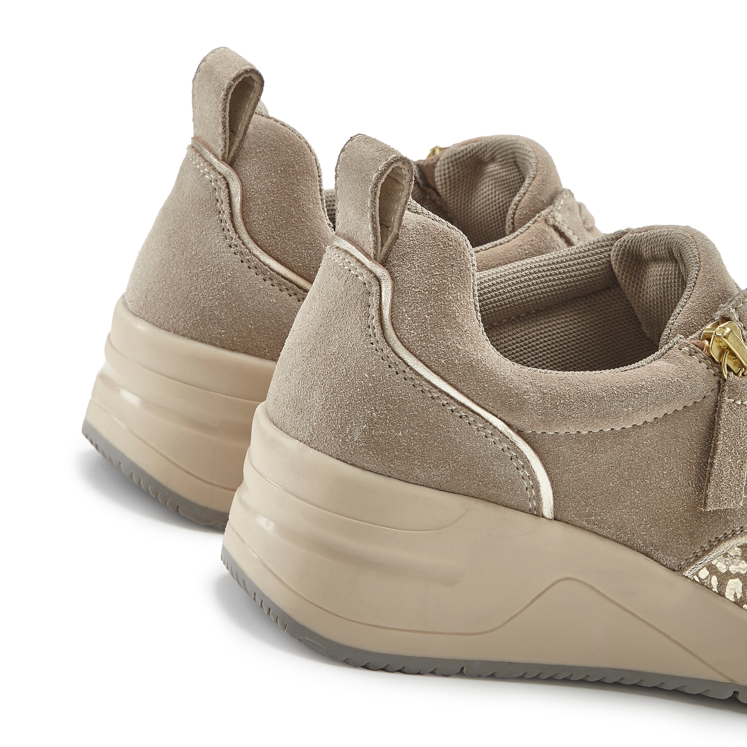 LASCANA Sneaker »Freizeitschuh, Halbschuh,«, aus Leder mit innenliegendem Keilabsatz und Leo-Druck