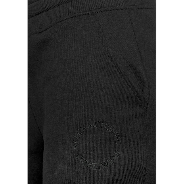 Bench. Loungewear Sweatshorts »mit Logostickerei«, und seitlichen Taschen,  Loungeanzug für kaufen | BAUR