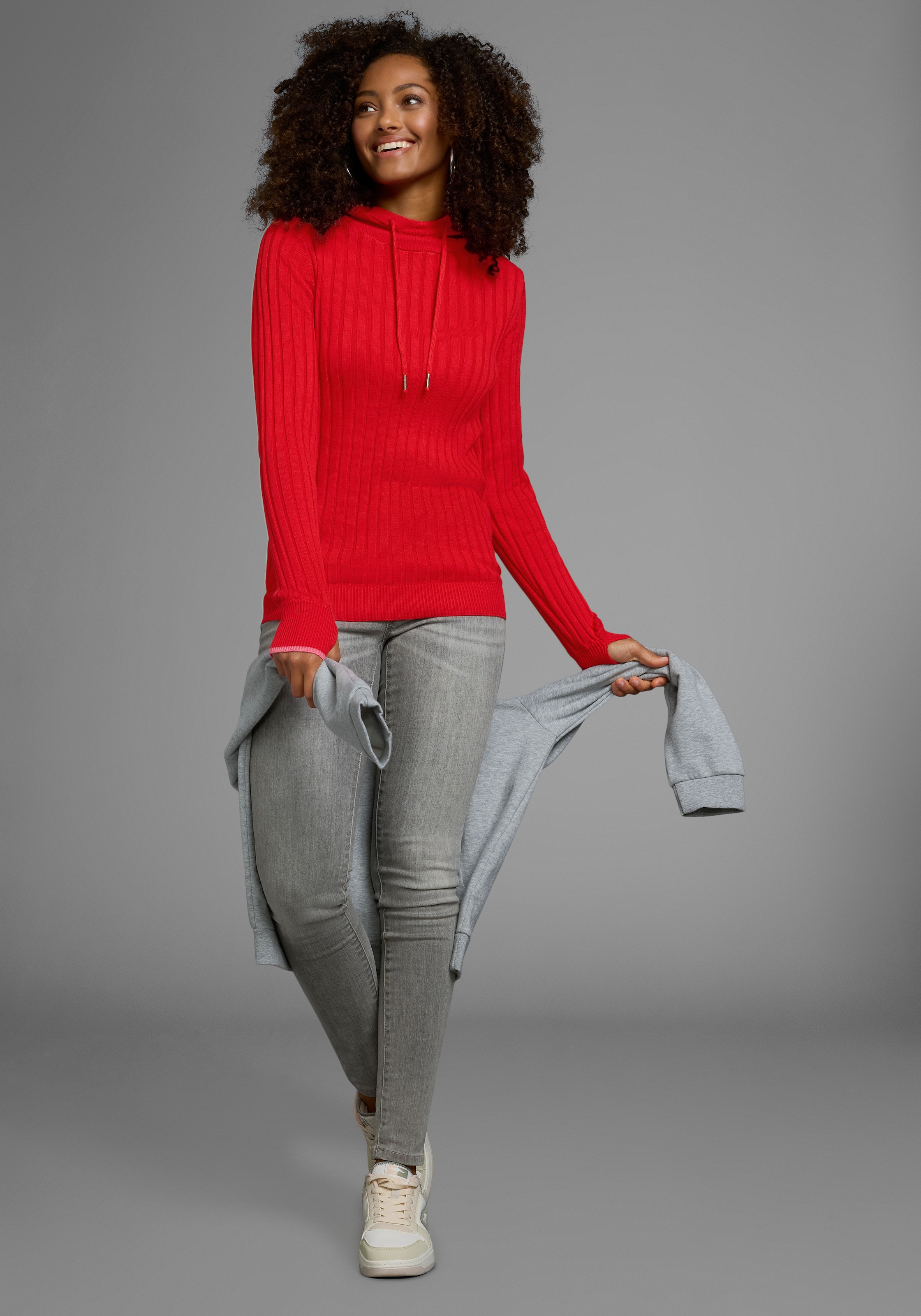 KangaROOS Strickpullover, mit kontrastfarbener Kapuzeninnenseite und Logodruck auf dem Arm
