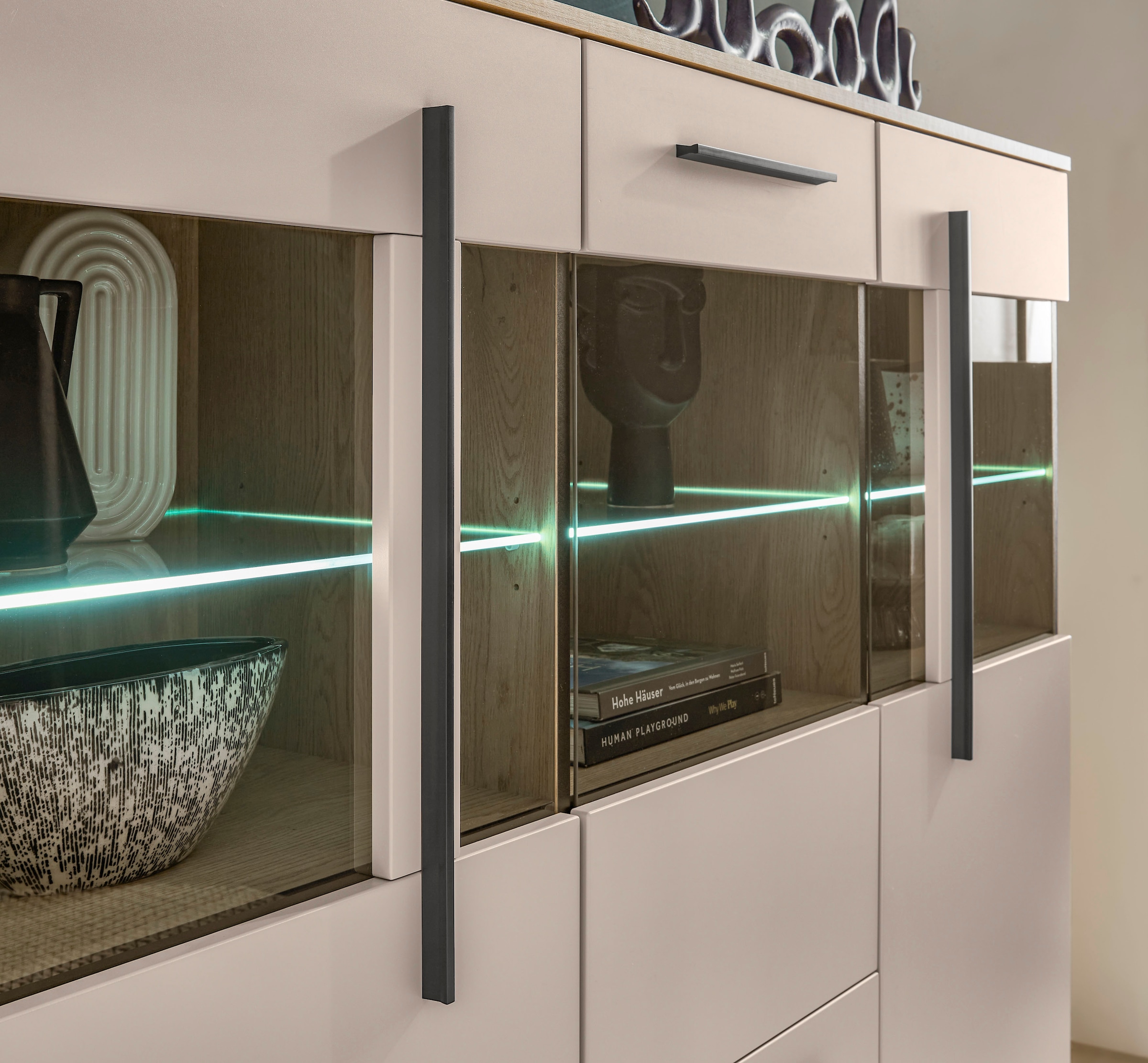 Home affaire Highboard »Cantara, moderner Schrank, Vitrine in Eiche Dekor, Weiß oder Kaschmir« schwarze Stangengriffe, ausreichend Stauraum, vielseitig einsetzbar
