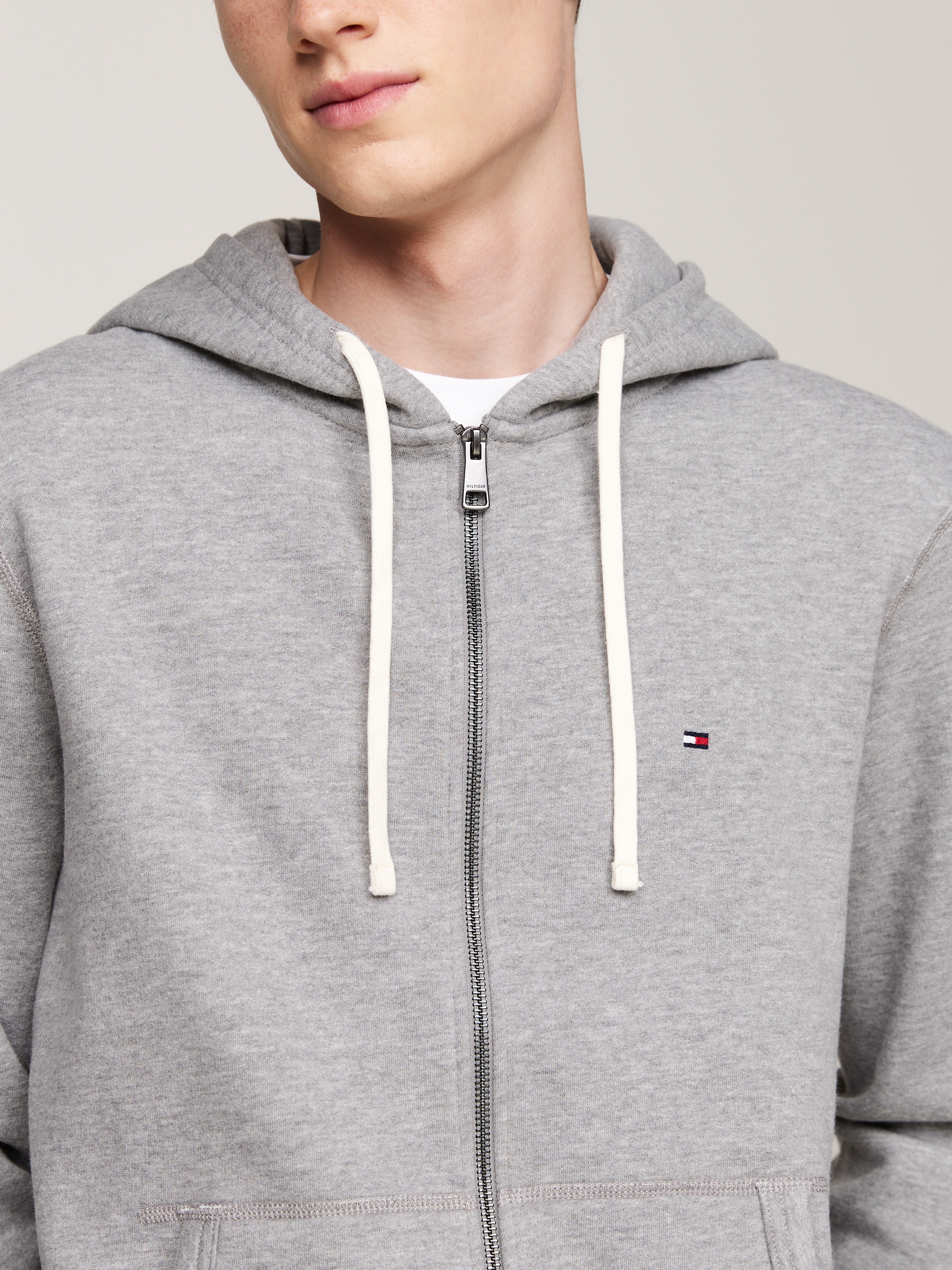 Tommy Hilfiger Kapuzensweatjacke »ESSENTIAL FLEECE ZIP THROUGH«, kleine Logostickerei