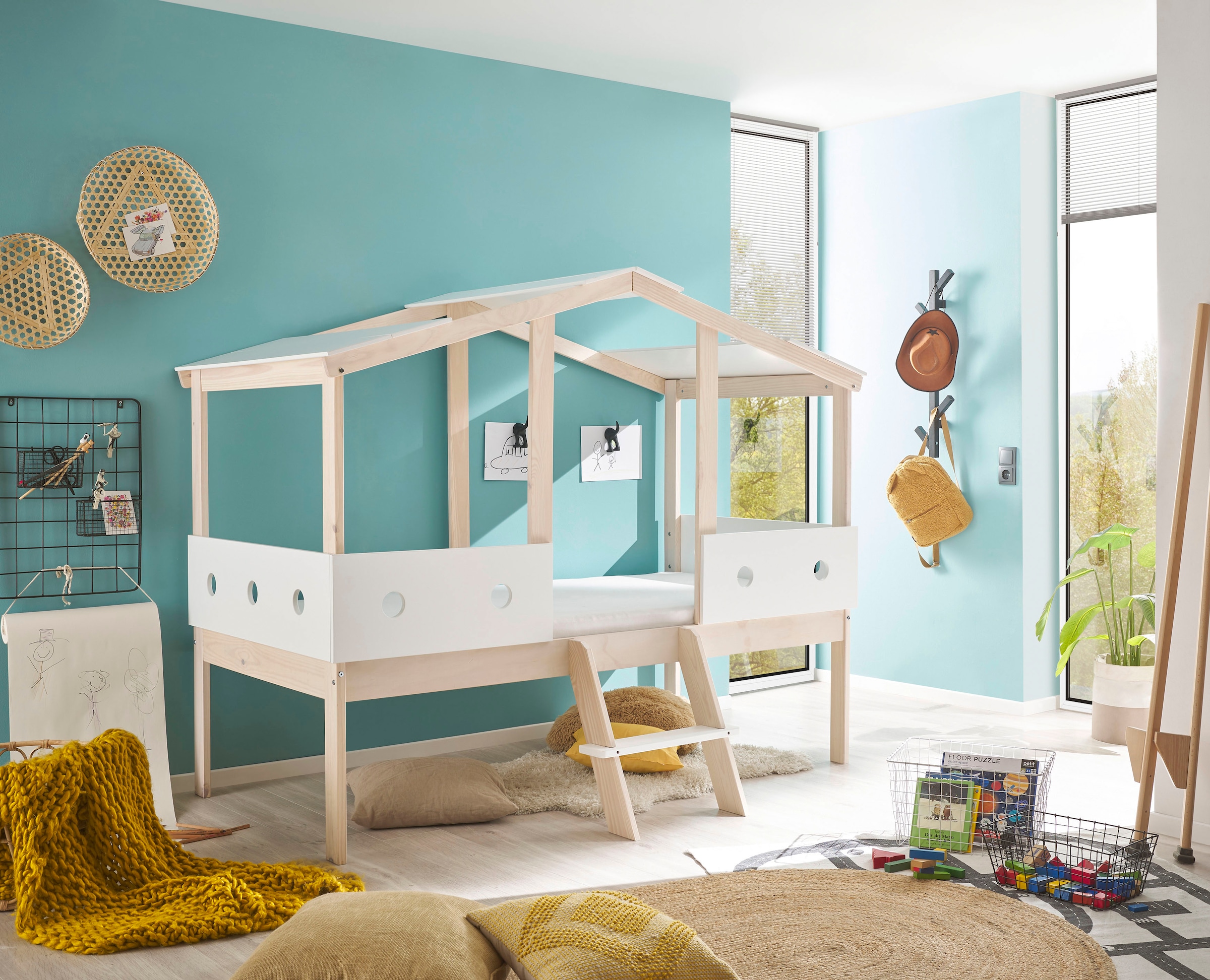 Begabino Hausbett »Cortino Bett, Kinderbett mit Leiter auf Stelzen«, mit Dachgestell und runden Aussparungen in den Bettseiten