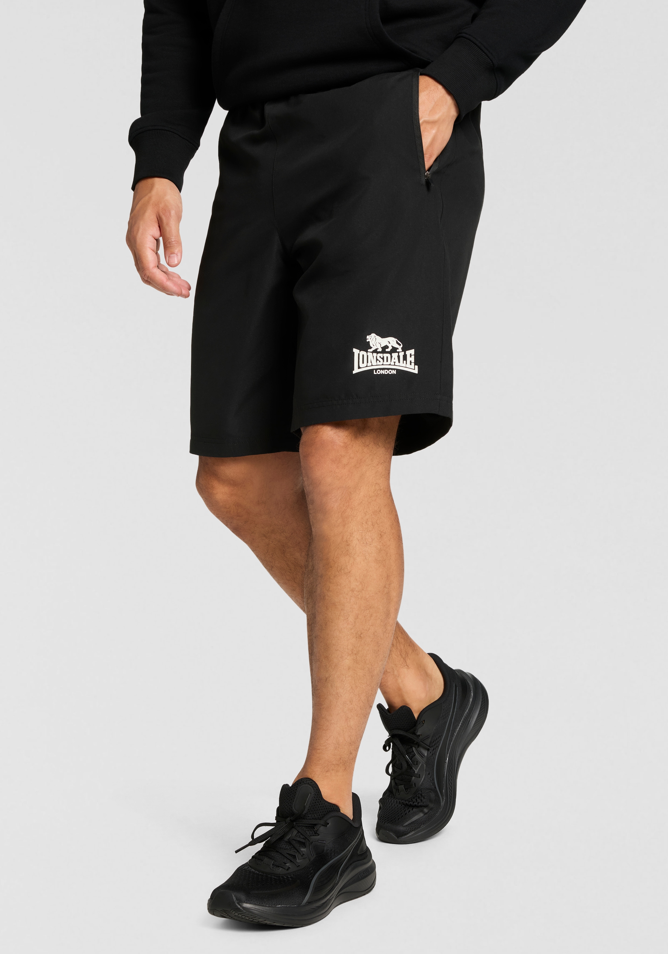 Lonsdale Trainingsshorts "BROXFIELD" mit seitlichen Reißverschlusstaschen, aus leichtem Polyestergewebe