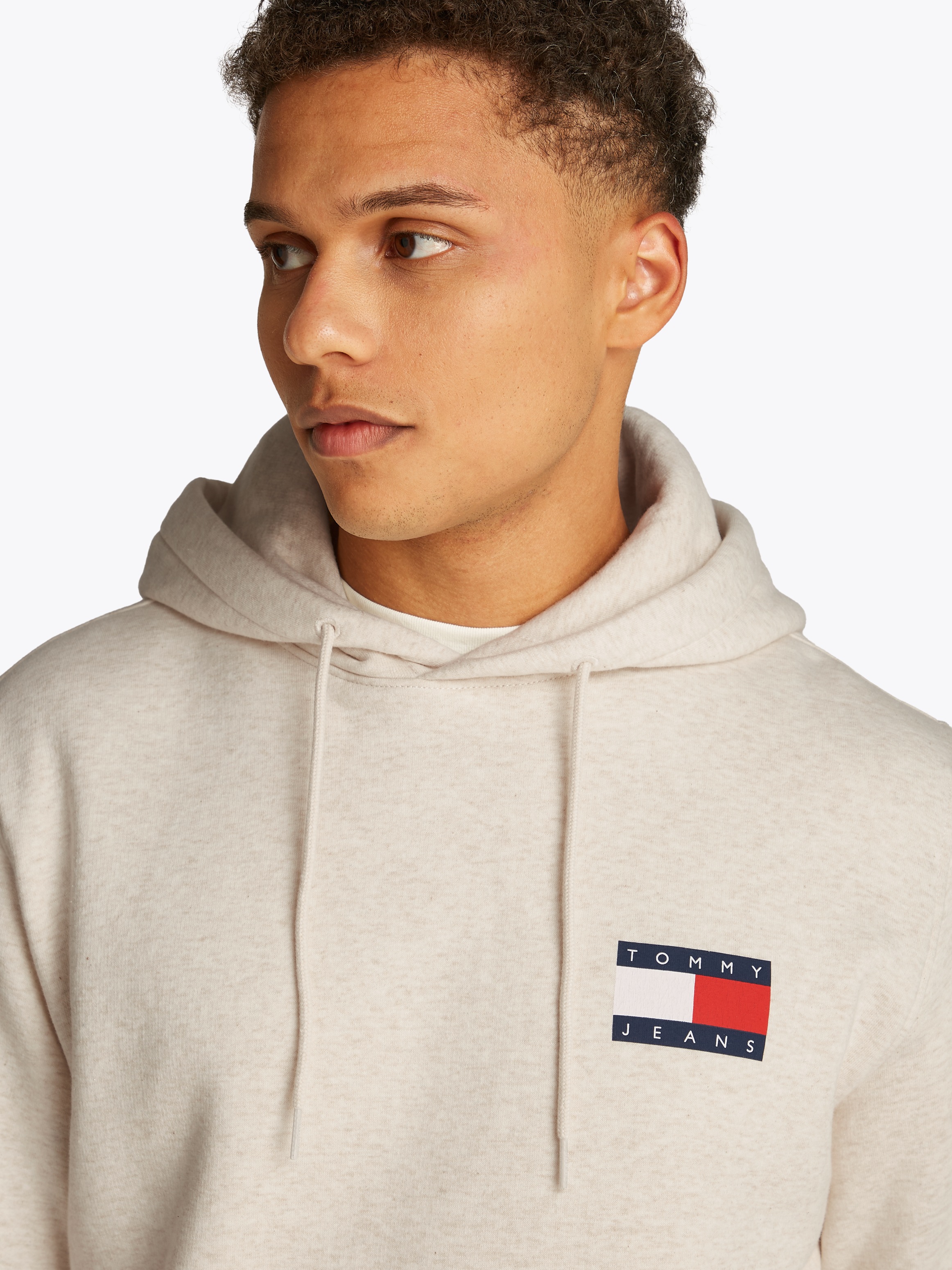 Tommy Jeans Sweatshirt "TJM REG ESSENTIAL FLAG HOOD EXT", mit bedruckten Ma günstig online kaufen