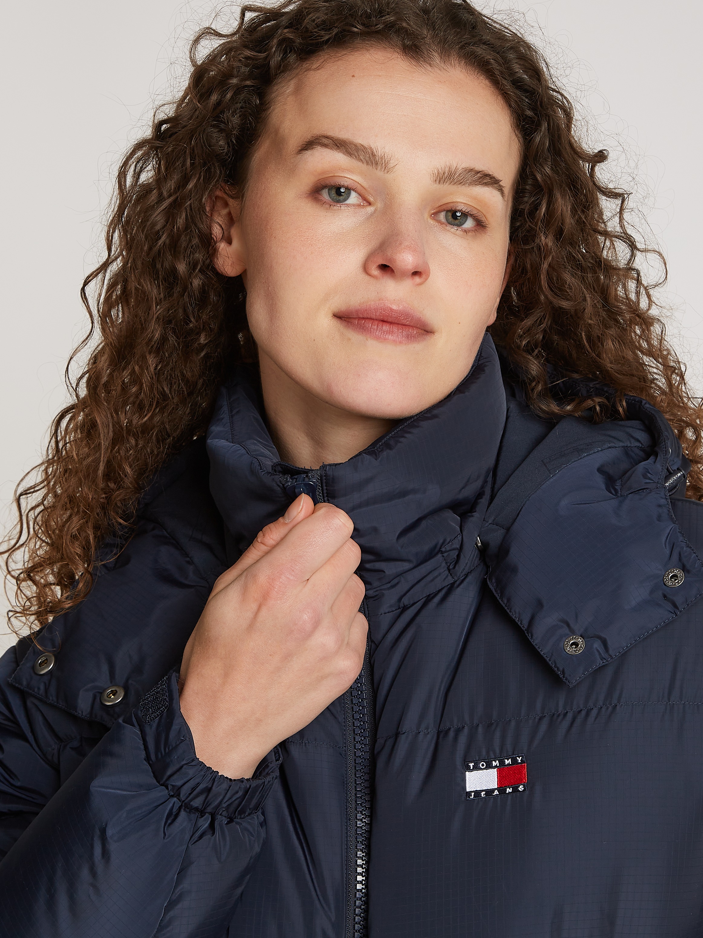 Tommy Jeans Steppjacke "TJW CRP ALASKA PUFFER", mit Kapuze, mit Logosticker günstig online kaufen