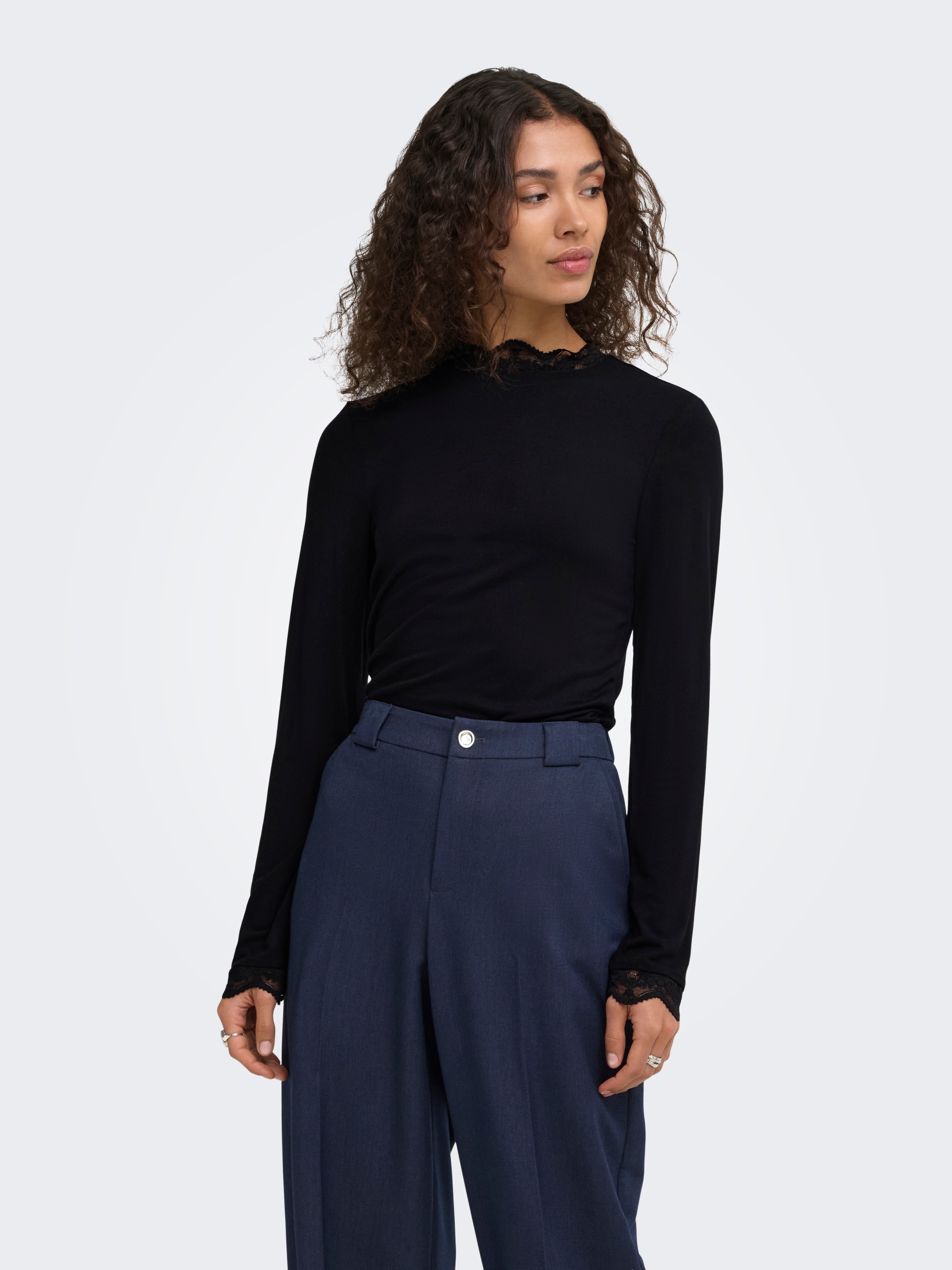 ONLY Langarmshirt "ONLLIV L/S TOP WITH LACE DETAILS CS JRS" Viskosemischung, regular fit