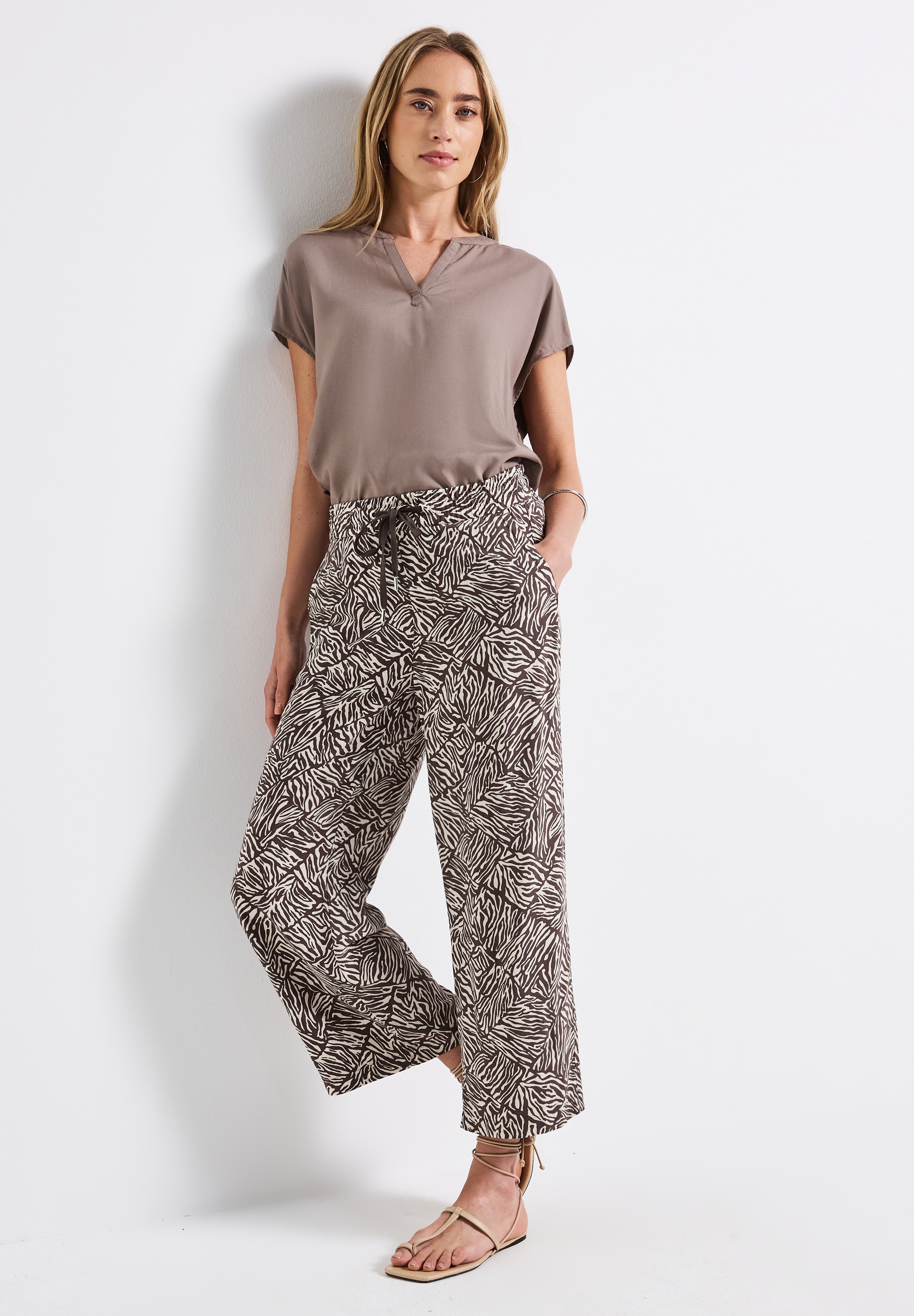 STREET ONE Stoffhose »Style Emee«, Sommerhose mit elastischem Bund und Tunnelzug, mit grafischem Muster