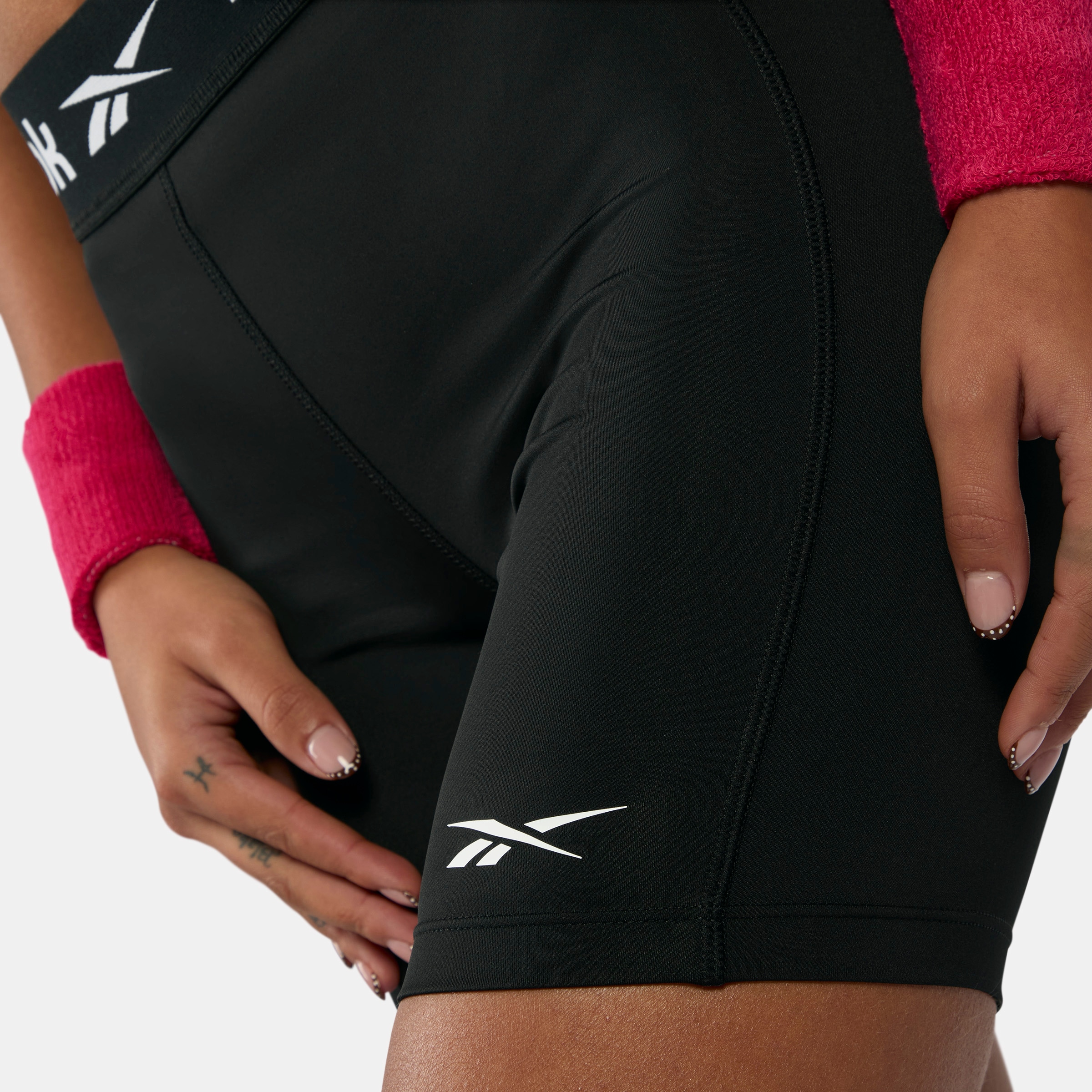 Reebok Trainingsshorts »ID TRAIN RUCHED BIKER SHORTS«  aus Polyester und Elasthan, bequeme Passform, in den Größen XS bis XXL