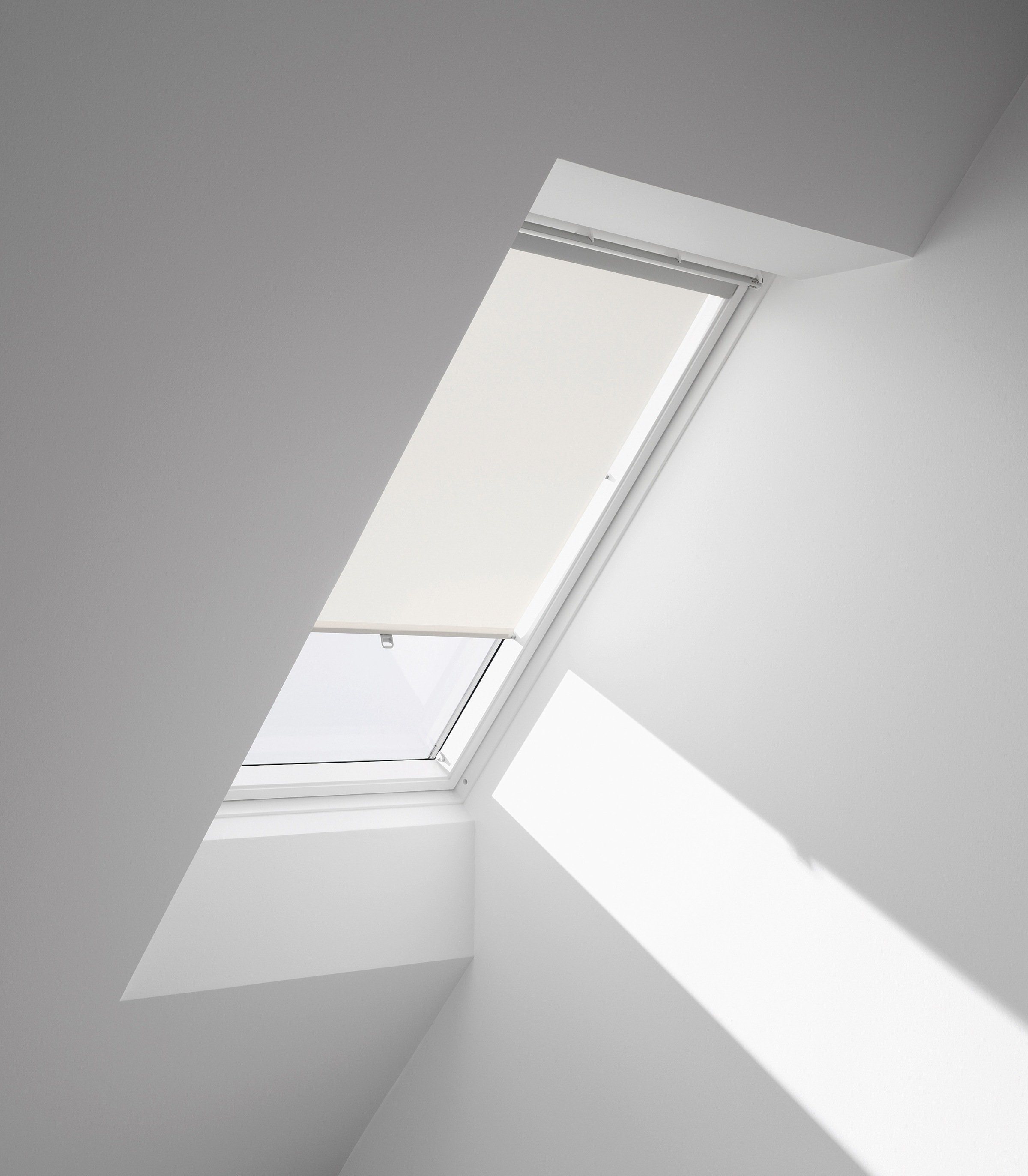 VELUX Dachfensterrollo »mit Haltekrallen RHL FK00/CK00/MK00/100/SK00 1028«, Lichtschutz, Sichtschutz, ohne Bohren, freihängend, Lichtregulierung und Privatsphäre