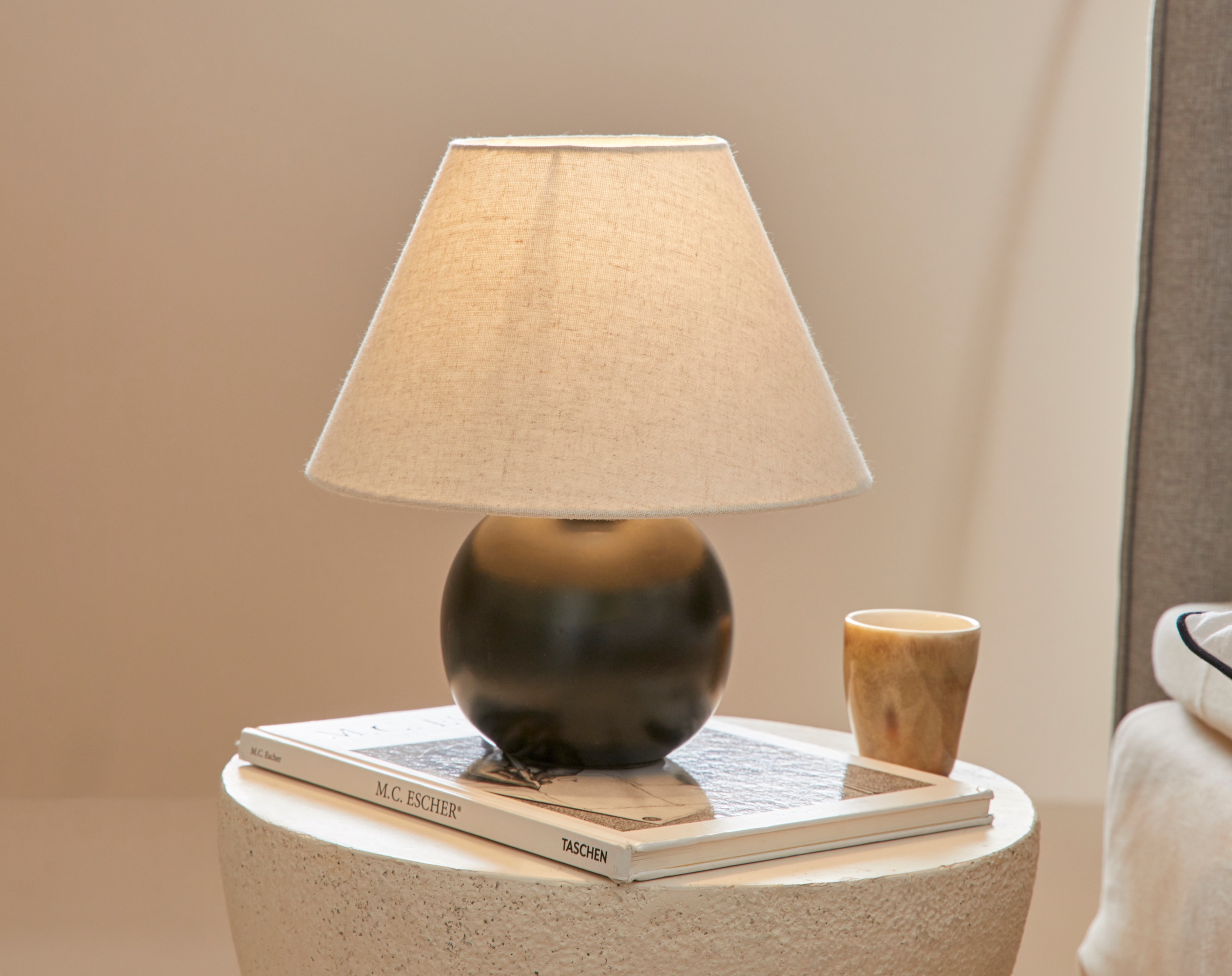 LeGer Home by Lena Gercke Schreibtischlampe »Amara, Tischlampe mit Schnurschalter exkl 1x E27 max 40W, Stoffschirm«, 1 flammig, Leuchtmittel E27 | Leuchtmittel wechselbar, Keramik Fuß, Schirm beige Kegelform, Höhe 29cm Ø 25cm Nachttischlampe