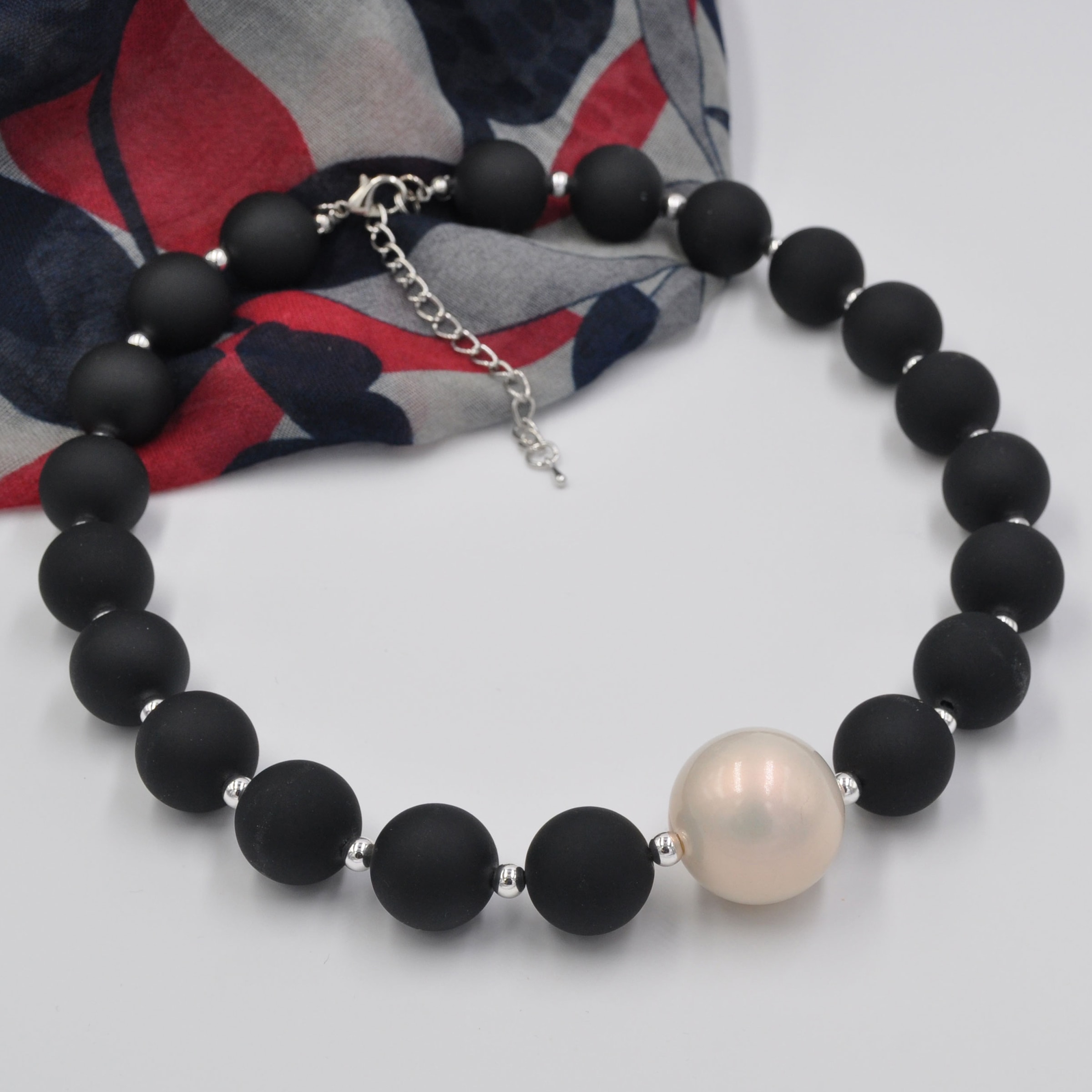 Firetti Statementkette »Schmuck Geschenk Big mother of pearl«, mit Kunststoffperle