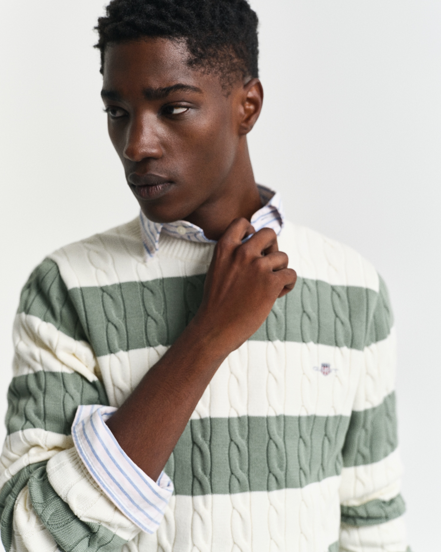 Gant Rundhalspullover »STRIPED COTTON CABLE C-NECK«, besticht durch ein durchgehendes Streifenmuster in Zopfstrickstruktur